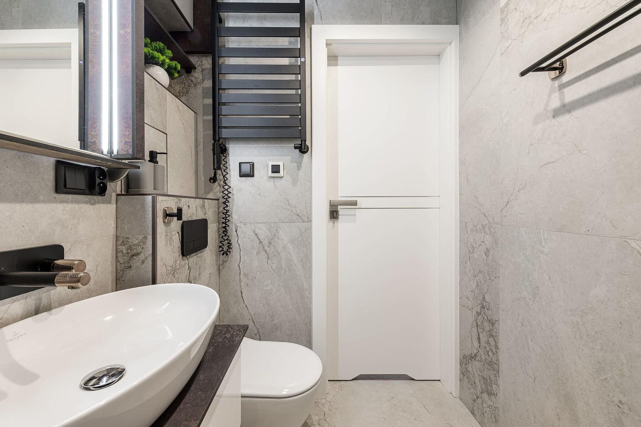 201 Inflanc19/104(4) - Bathroom