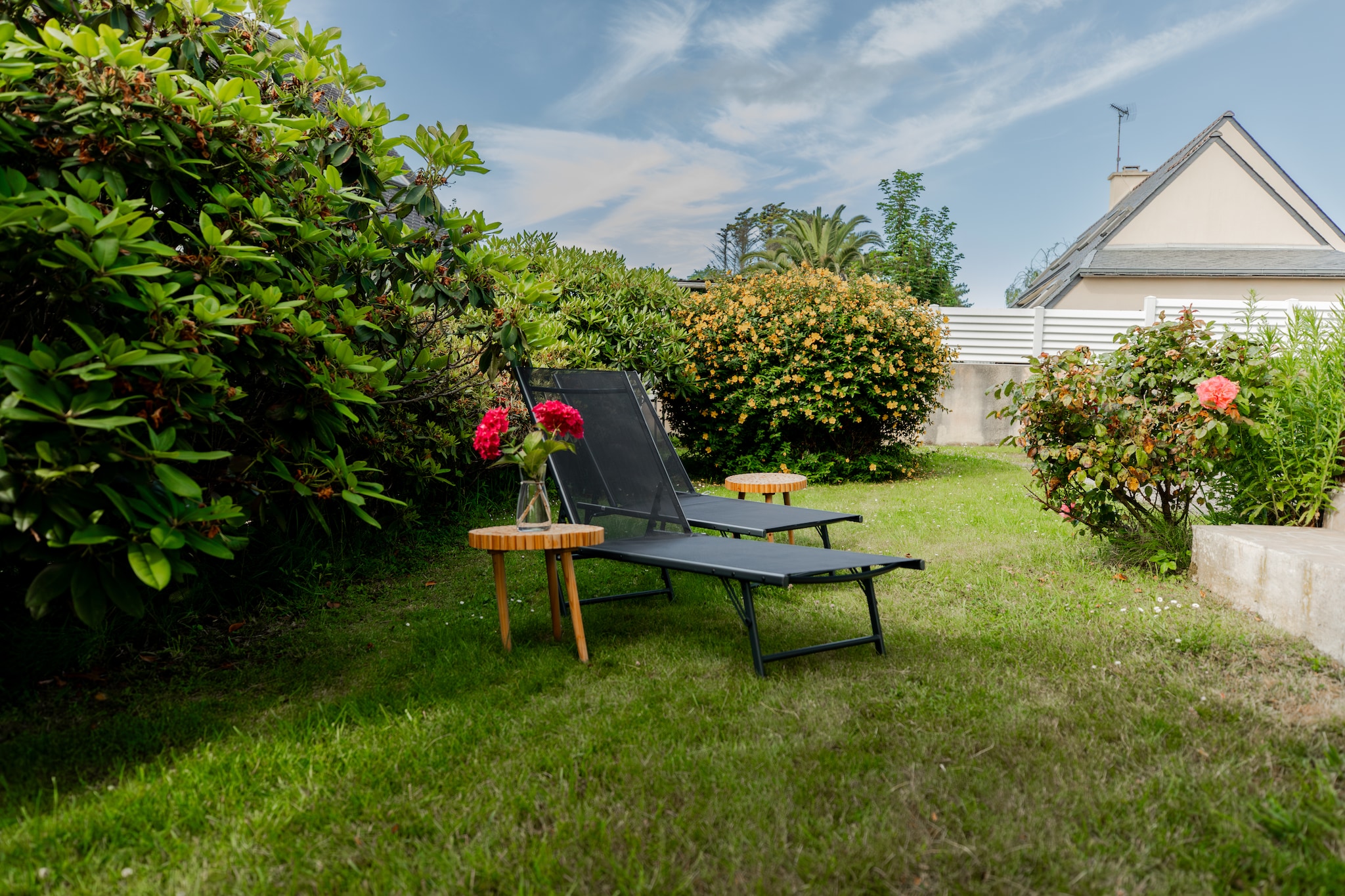 Maison de vacances moderne – à 400 m de la plage de sable à Plougonvelin - Gardens in summer