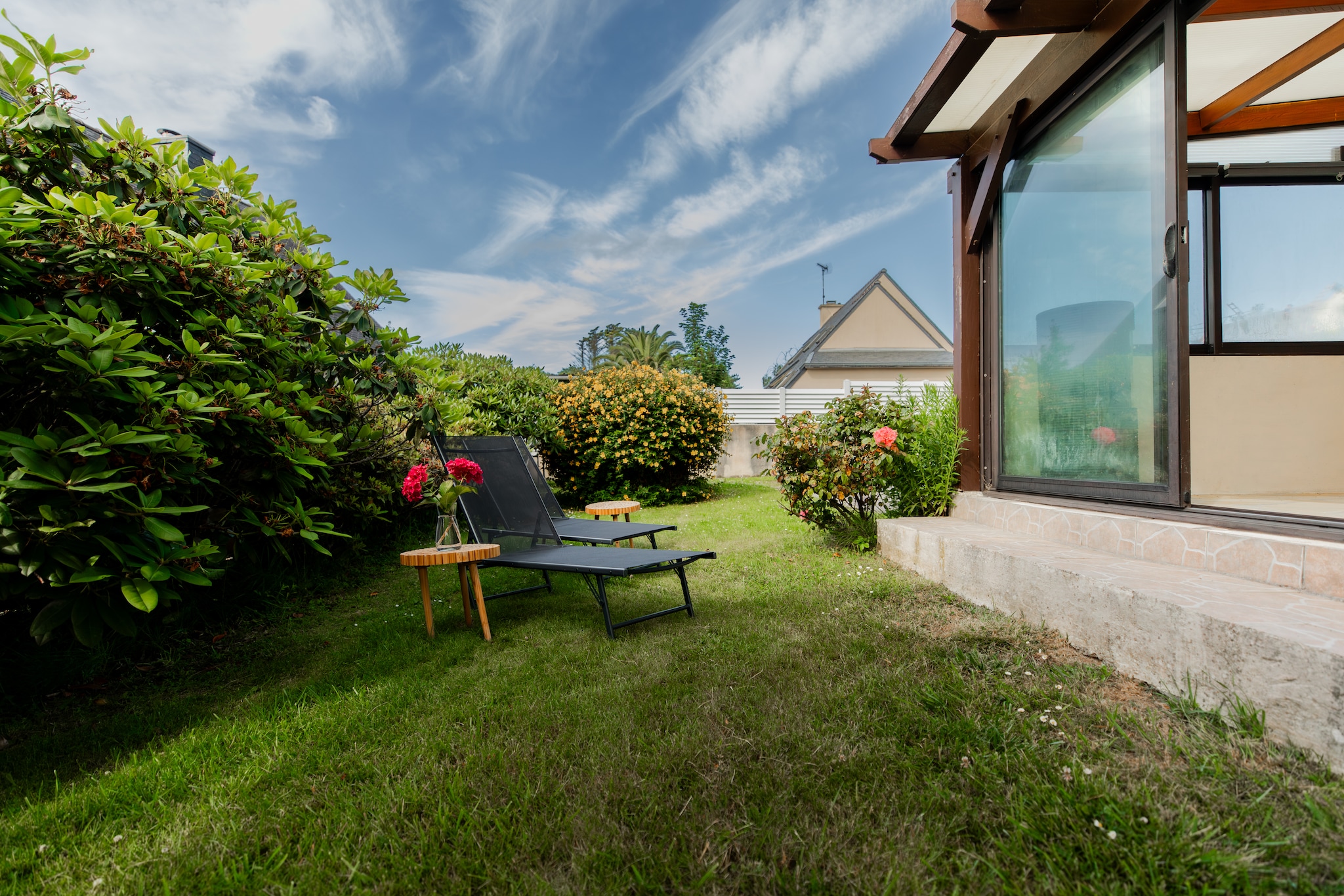 Maison de vacances moderne – à 400 m de la plage de sable à Plougonvelin - Gardens in summer