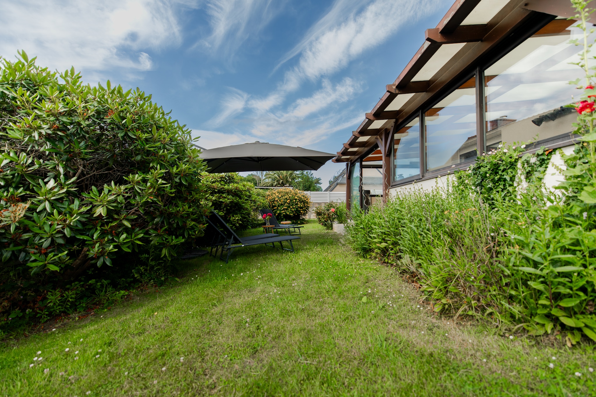 Maison de vacances moderne – à 400 m de la plage de sable à Plougonvelin - Gardens in summer