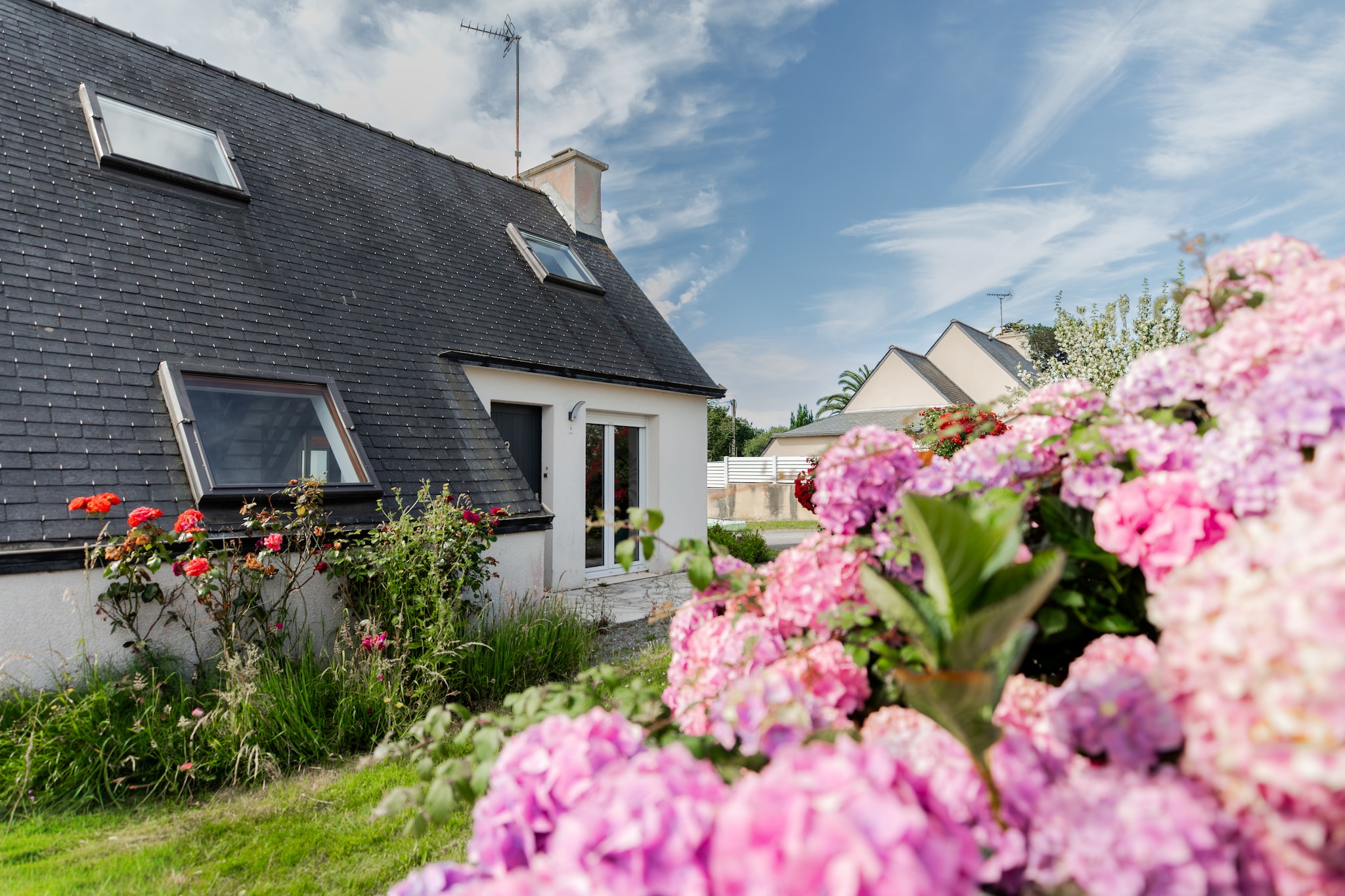 Maison de vacances moderne – à 400 m de la plage de sable à Plougonvelin - Gardens in summer