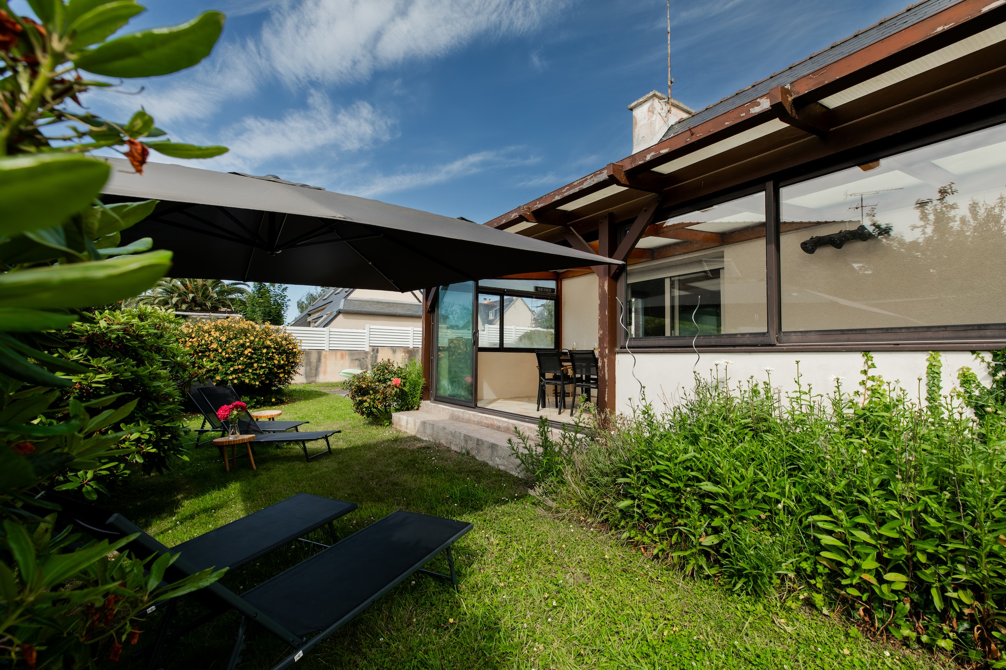 Maison de vacances moderne – à 400 m de la plage de sable à Plougonvelin - Gardens in summer