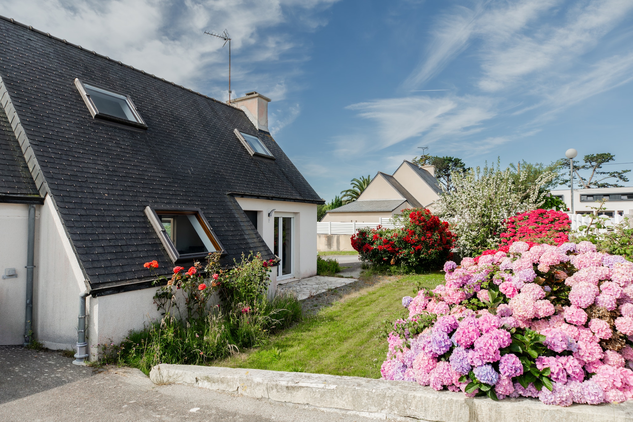 Maison de vacances moderne – à 400 m de la plage de sable à Plougonvelin - Exterior in summer