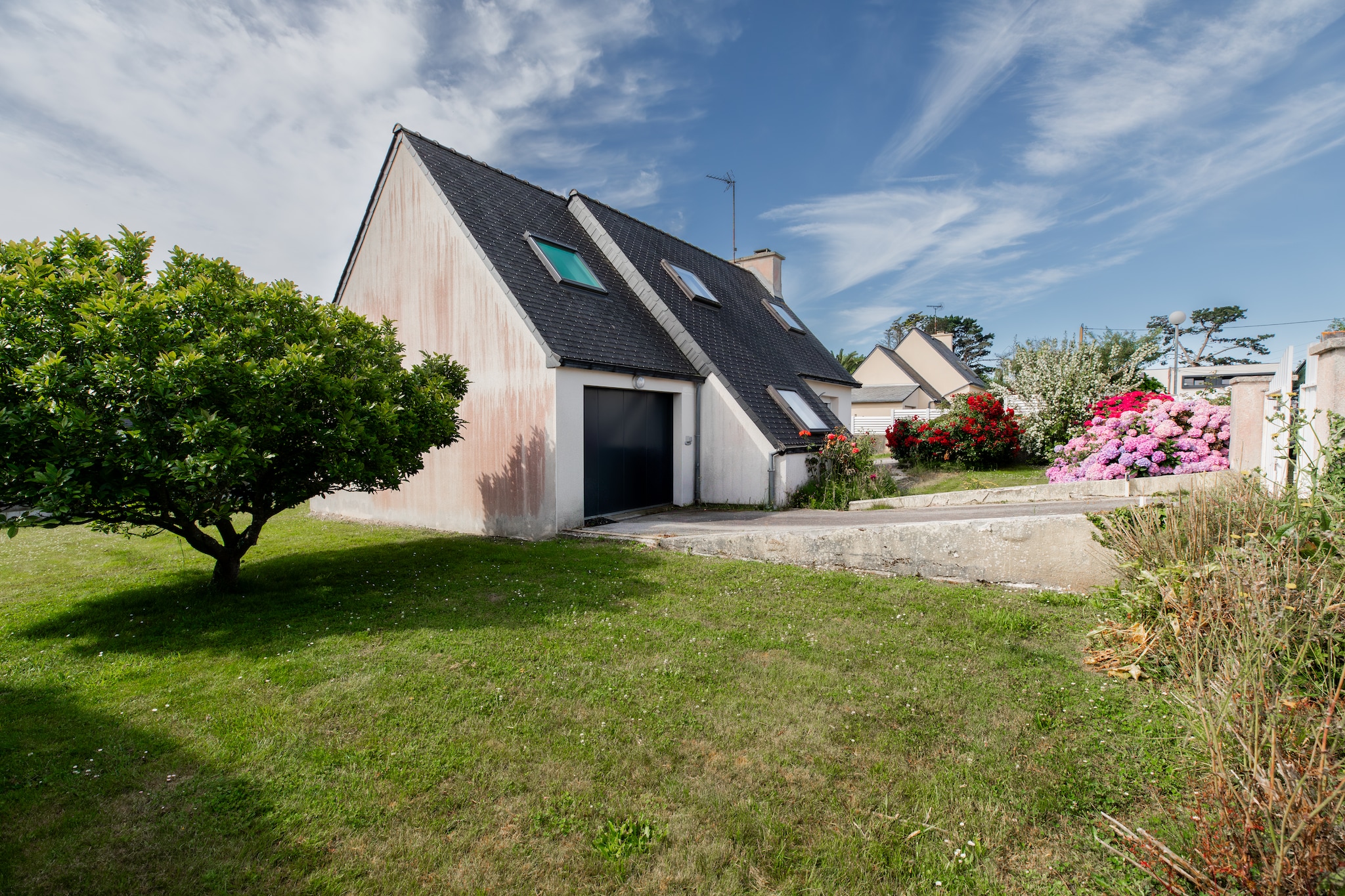 Maison de vacances moderne – à 400 m de la plage de sable à Plougonvelin - Exterior in summer