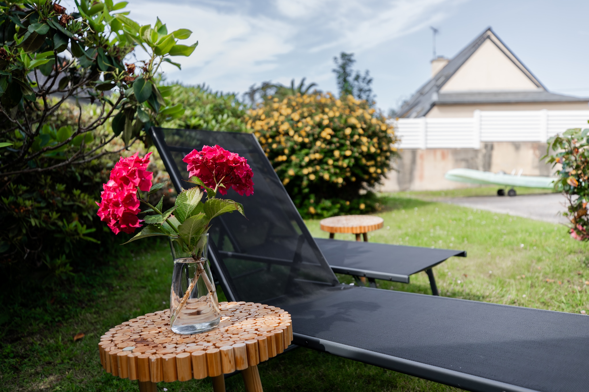 Maison de vacances moderne – à 400 m de la plage de sable à Plougonvelin - Gardens in summer