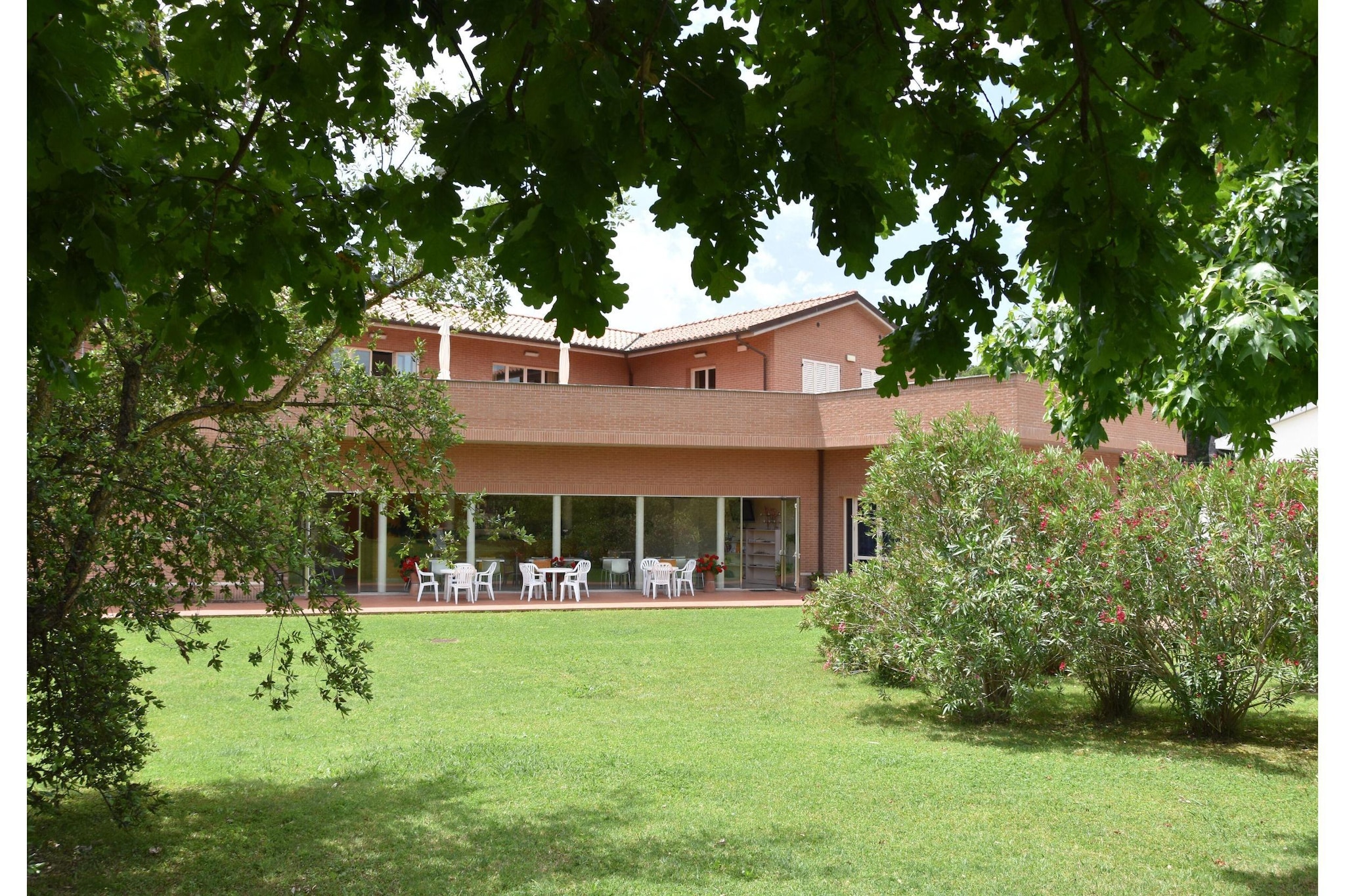 Residence San Rossore App bilocale 3 pax - Buitenkant zomer