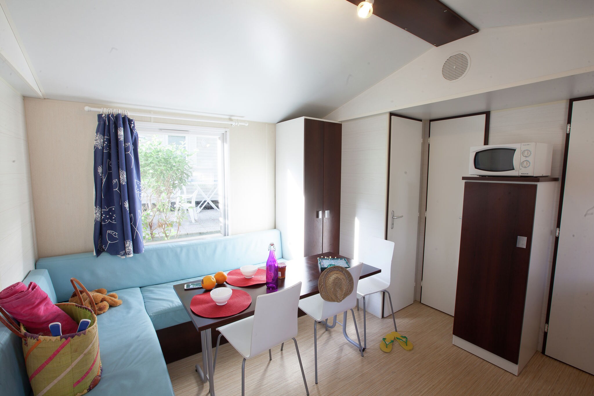 Well-kept mobilehome with combi-microwave, beach at 5 km.