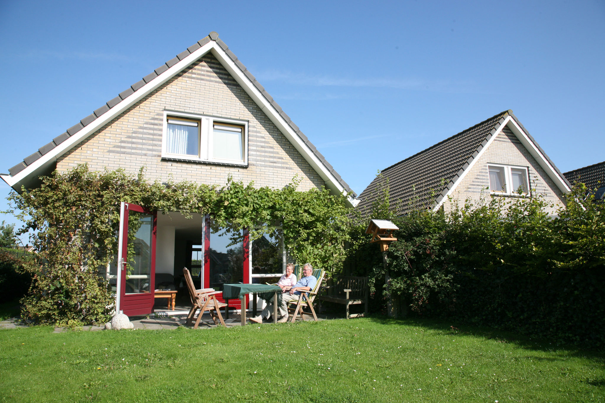 Schönes Haus mit Steg in der Nähe des IJsselmeeres