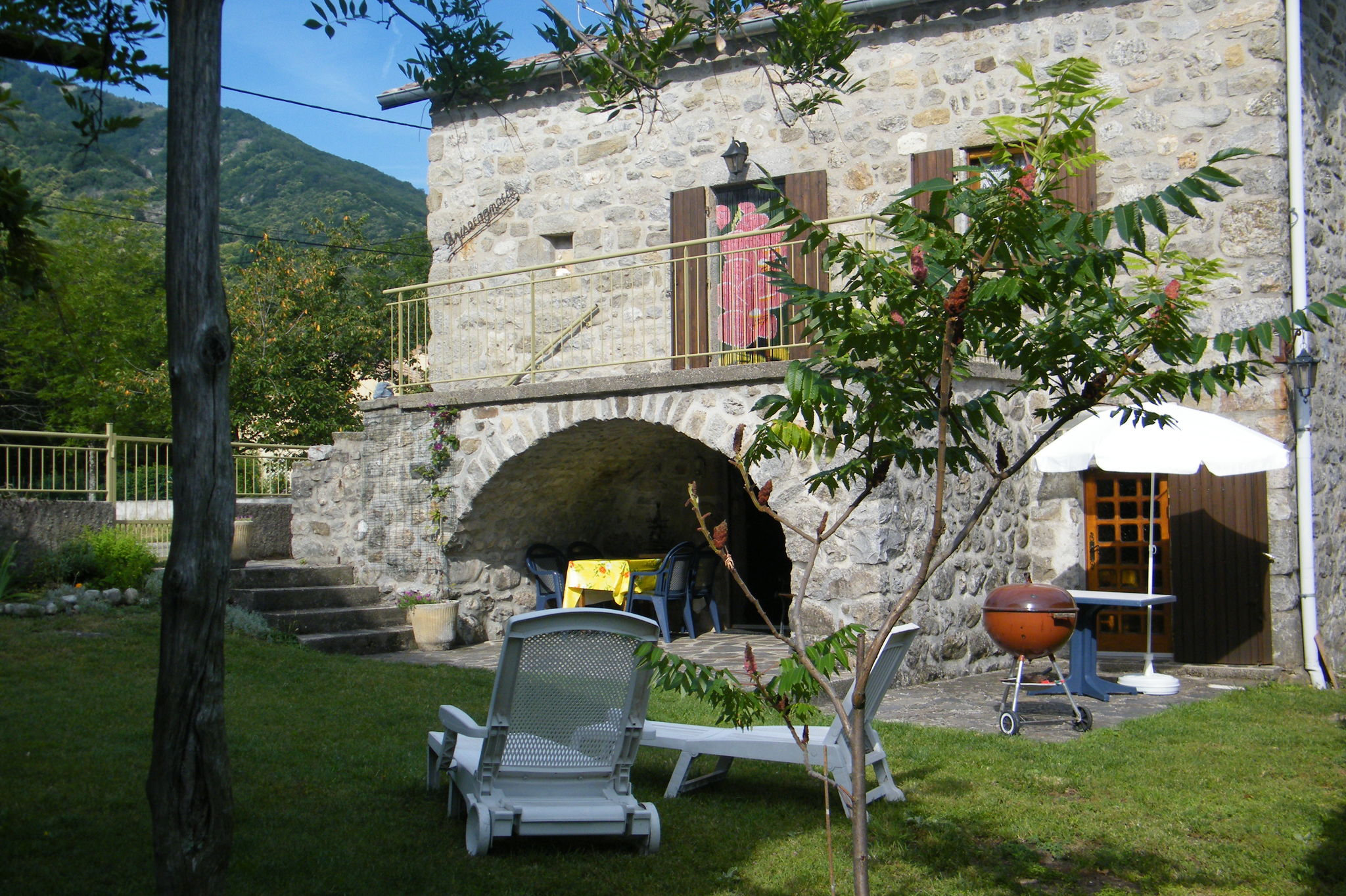 Cozy Holiday Home in La Souche by Le Lignon River