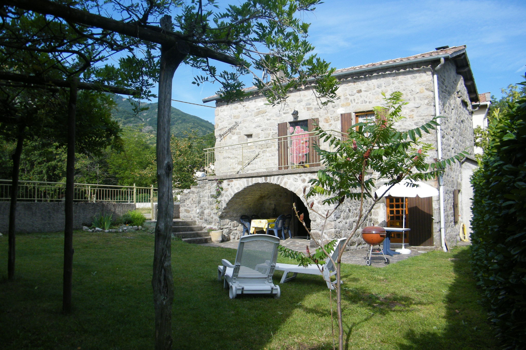 Gemütliches Ferienhaus in La Souche am Fluss Lignon