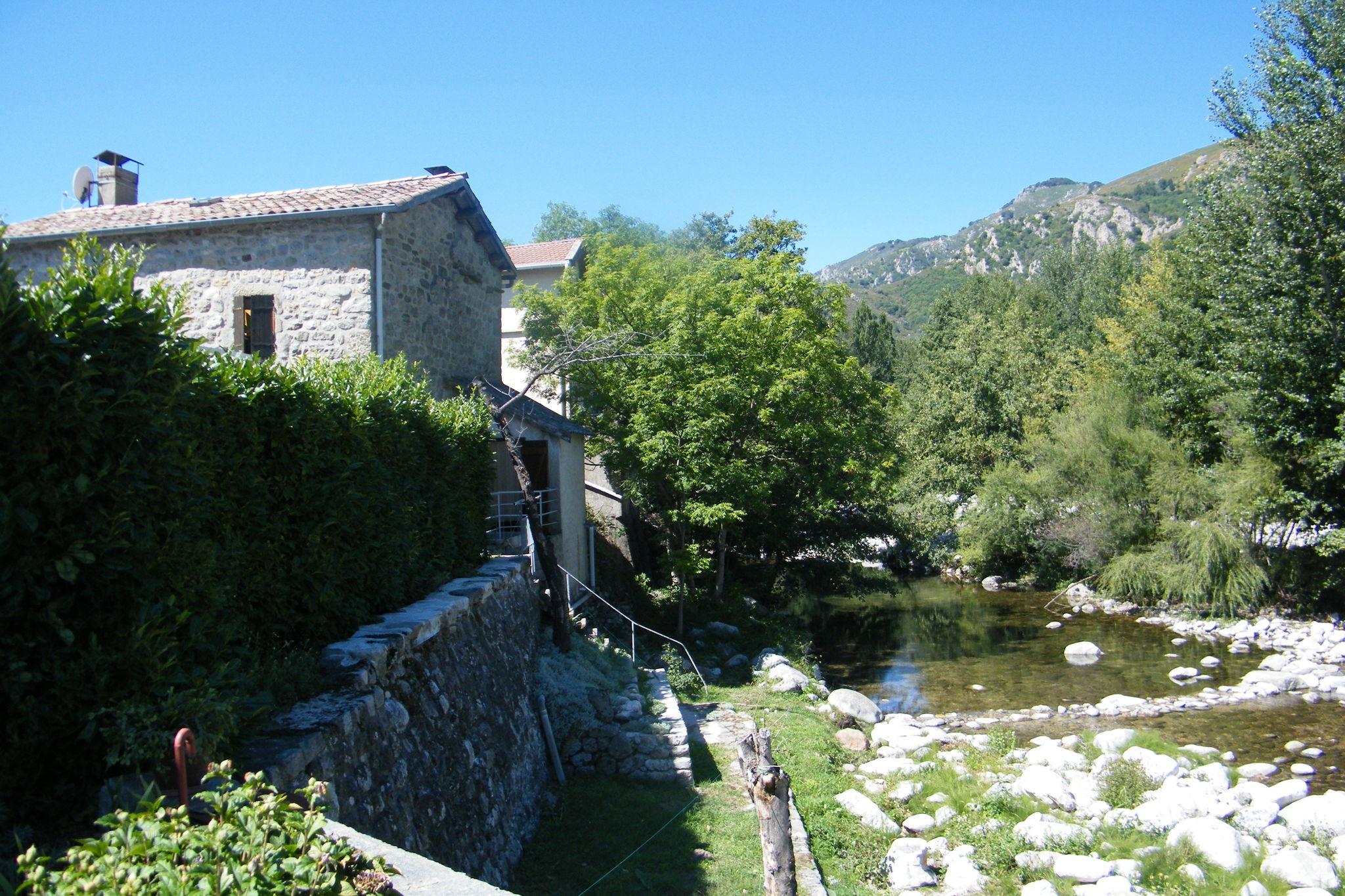 Gemütliches Ferienhaus in La Souche am Fluss Lignon