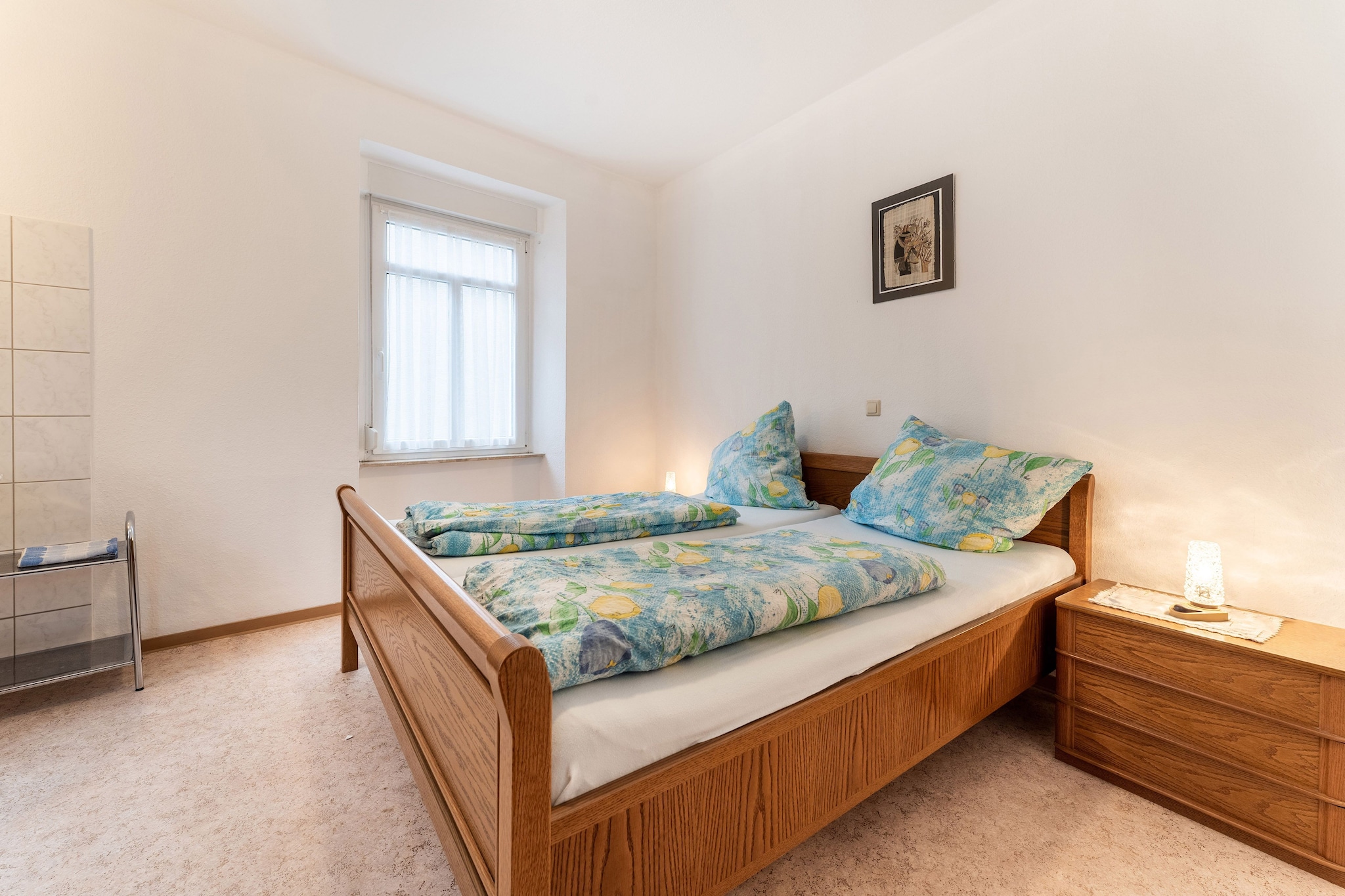 Ground floor: (hall, Living room(TV(satellite), seating area, radio, toilet), Kitchen(electric kettle, cooker(4 ring stoves, electric), coffee machine, oven, fridge-freezer), bedroom(double bed, washbasin), bedroom(double bed), bathroom(shower, washbasin))\n\nheating(central), children\'s bed, high chair