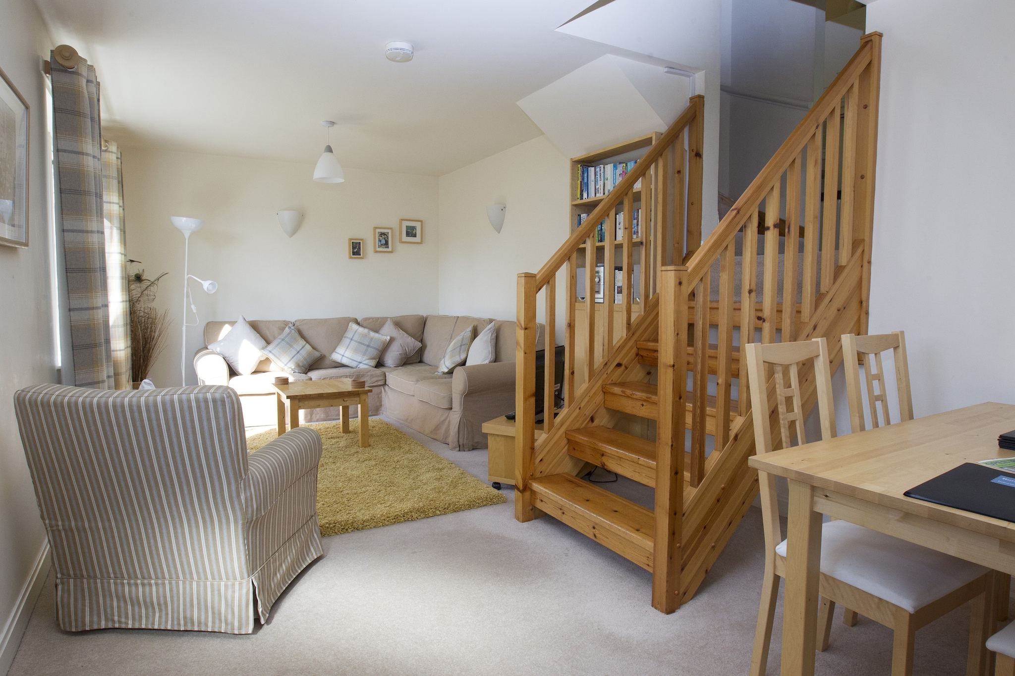 Ground floor: (hallway, Living room(acces via outside stairway)(TV(smart TV), dining table, seating area, DVD player), Kitchen(oven(grill-oven), microwave, dishwasher, fridge-freezer), bathroom(bathtub with shower, washbasin, toilet))\n\nOn the 1st floor: (bedroom(double bed(130 x 160 cm)), bedroom(2x single bed(90 x 160 cm)))\n\nheating(central, gas), terrace, garden, garden furniture, parking