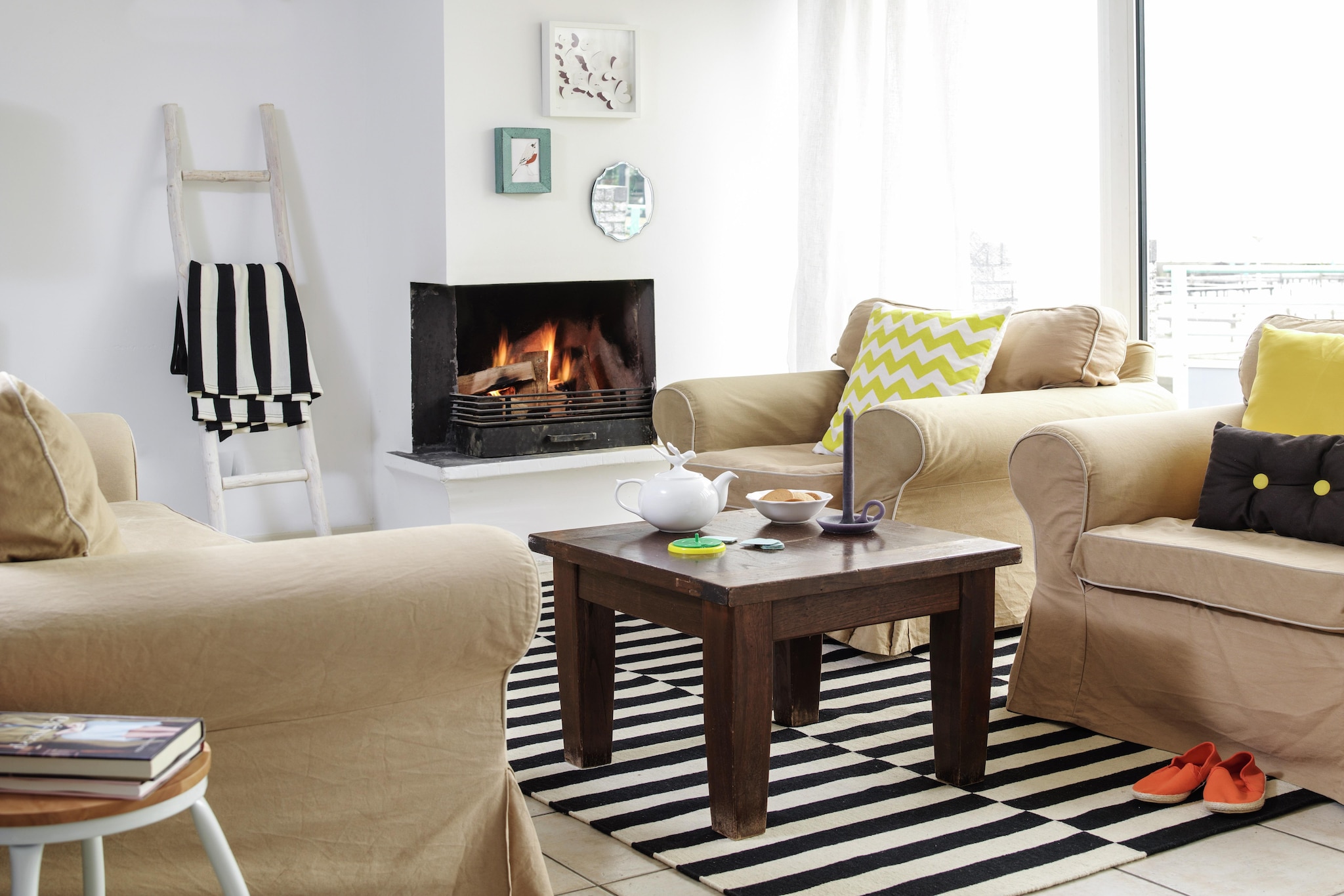 Penthouse Elegance with Lakefront Views
Experience true exclusivity in this beautifully designed penthouse perched between two villas, offering uninterrupted panoramic views over the Loosdrechtse Plassen. With modern finishes, floor heating, and a cozy fireplace, it's an all-season retreat. The spacious living area opens onto a sunny balcony, perfect for sipping morning coffee or enjoying sunset drinks. A fully equipped kitchen with a microwave and dishwasher ensures home-cooked meals are as effortless as they are enjoyable.

Pet-Friendly Getaway in Natural Beauty
Your furry companion is more than welcome here! Begin your mornings with lakeside walks or paddleboarding near pet-friendly marinas. Explore Breukeleveenâ€™s nature trails or visit nearby pet-friendly parks like Vuntusplas, where off-leash areas allow your dog to roam freely. After a lake dip or wooded walk, cozy up together by the fire or take in the views from the balcony.

Dine, Unwind & Explore the Best of Loosdrecht
Just a short walk or drive away are some of the areaâ€™s best waterfront restaurants and cafÃ©sâ€”like Porto Loosdrecht or De Haven Clubâ€”serving delicious fresh seafood and Dutch specialties. Whether youâ€™re indulging in a romantic dinner or grabbing a bite after boating, the local dining scene is casual, cozy, and dog-friendly. With easy access to both Amsterdam and Utrecht, this is the perfect escape for guests seeking luxury and nature in one.