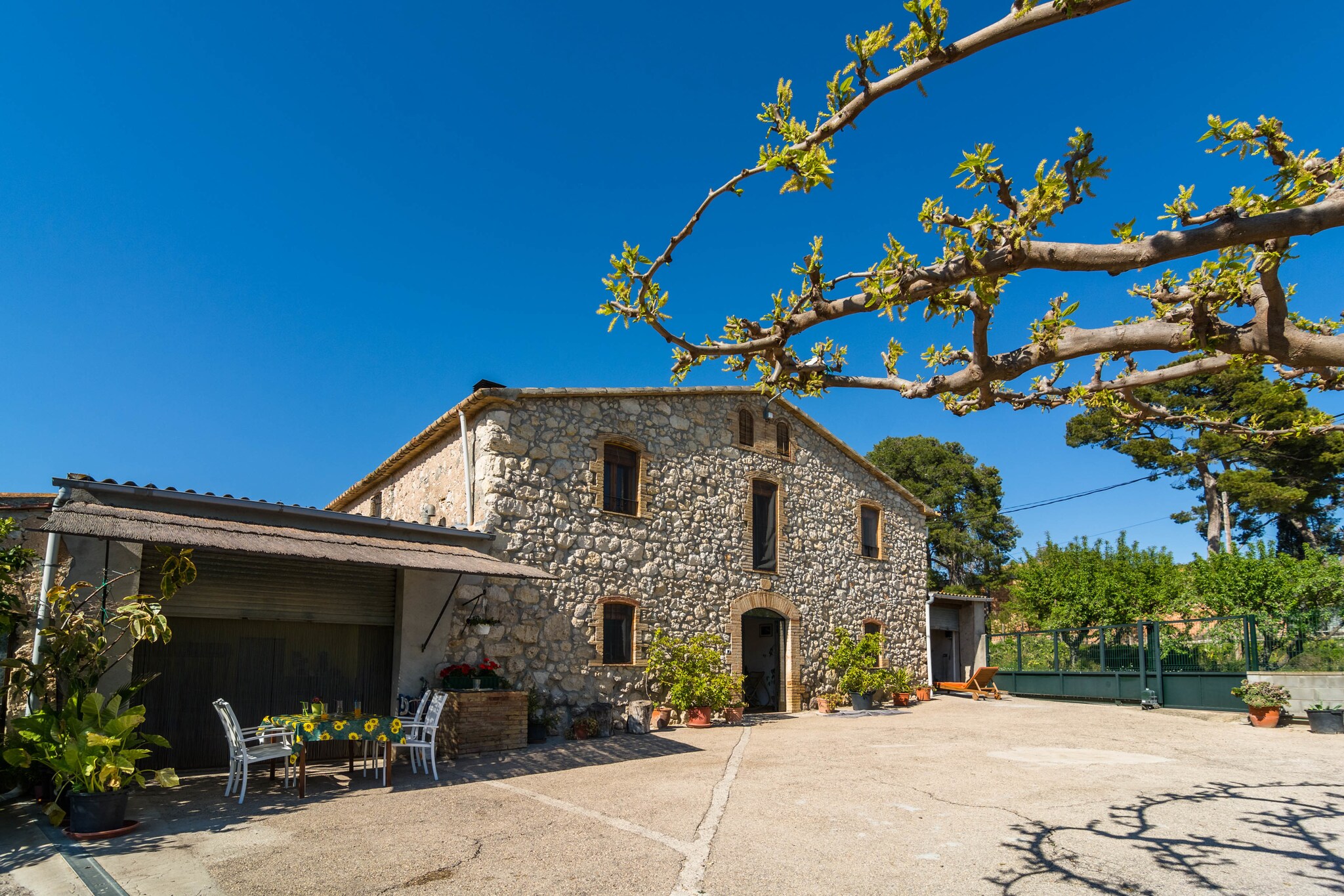This is a luxurious 5-bedroom mansion in la Múnia. Surrounded by vineyards and located in the countryside, it offers a great view of the hilly landscape. It is ideal for big groups.
Only 30 km from the sea and very close to Sitges, Vilanova and Tarragona, this mansion is the perfect holiday destination. A day out in Vilafranca del Penedes and its old centre, the town of Sitges with its white sandy beaches, Vilanova with its market or even Tarragona with its well known Port Aventura leisure park are excellent day trips. There's a restaurant and a supermarket 3 km away.
There is a walled garden with a swimming pool and barbecue that offers spectacular views. It is the perfect place to lounge. The living room has a fireplace. The home also has a table tennis table, a children's bed, and high chair.
Public transport is 12 km away.