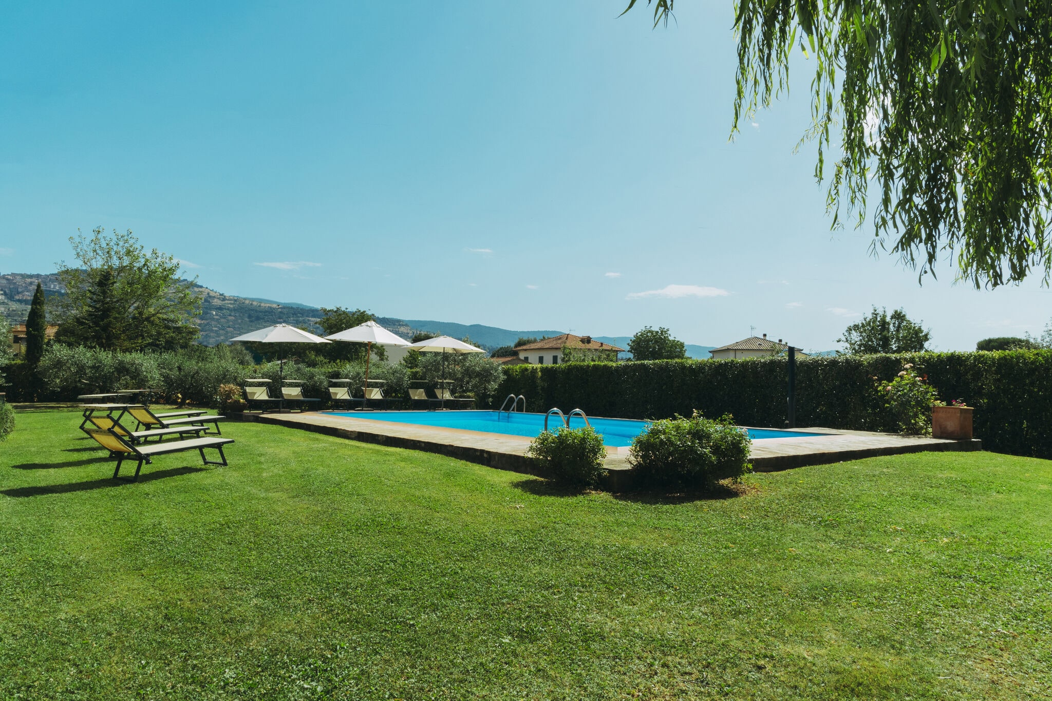 Agriturismo met privéterras, tuin en zwembad, uitzicht op de stad Cortona