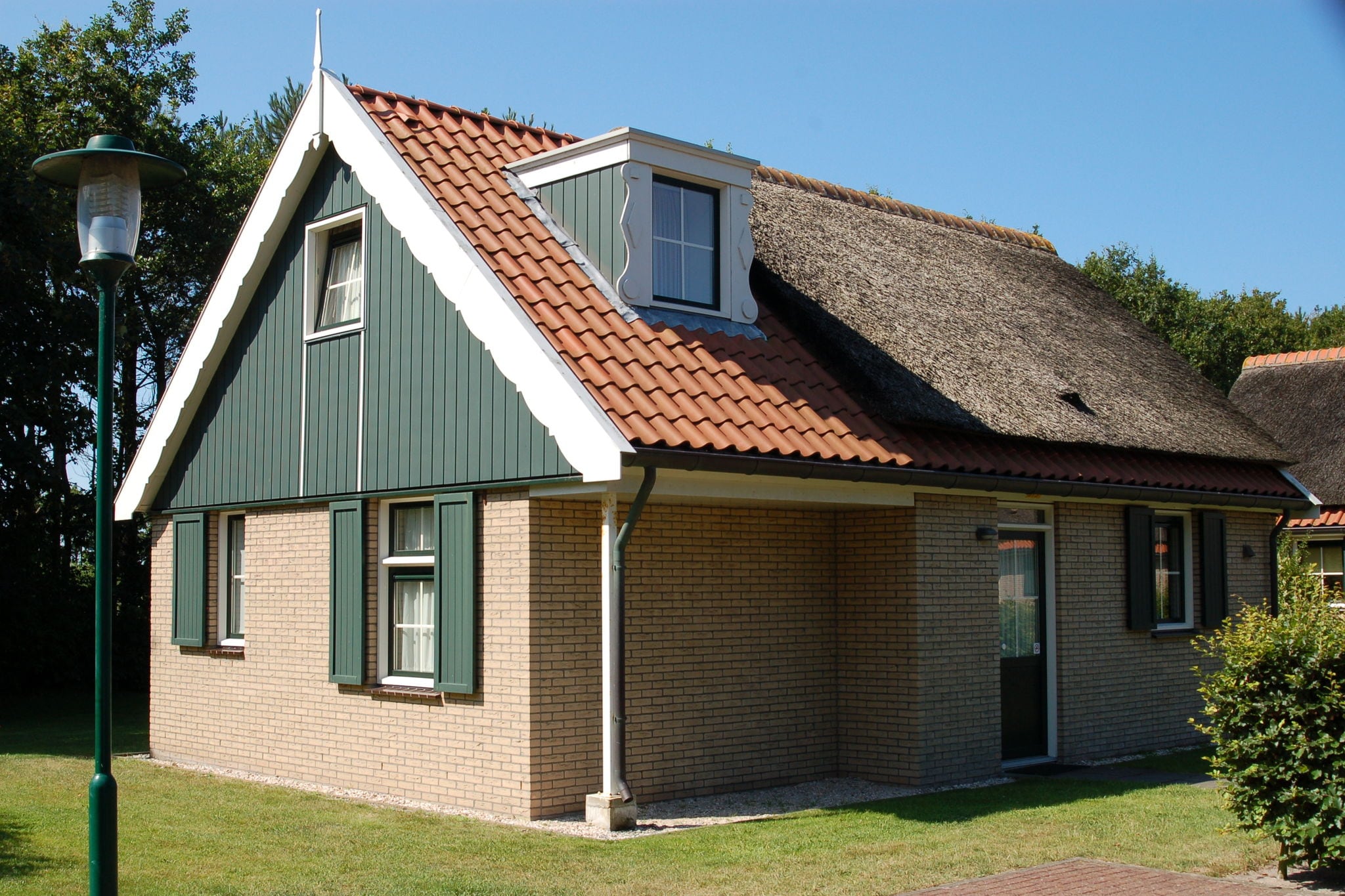 Vrijstaand landhuis met afwasmachine 2 km. van zee op Texel