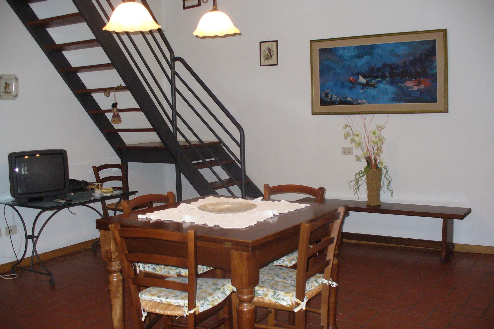 On the 1st floor: (open kitchen(hob, oven), Living/diningroom(double sofa bed, TV, dining table, high chair), bedroom(double bed, children\'s bed), bathroom(shower, washbasin, toilet, bidet))\n\nheating, garden(shared with other guests), garden furniture, BBQ, swimming pool(shared with other guests, 12 x 6 m., opened from May upto and including 1/2 Oct), playpen