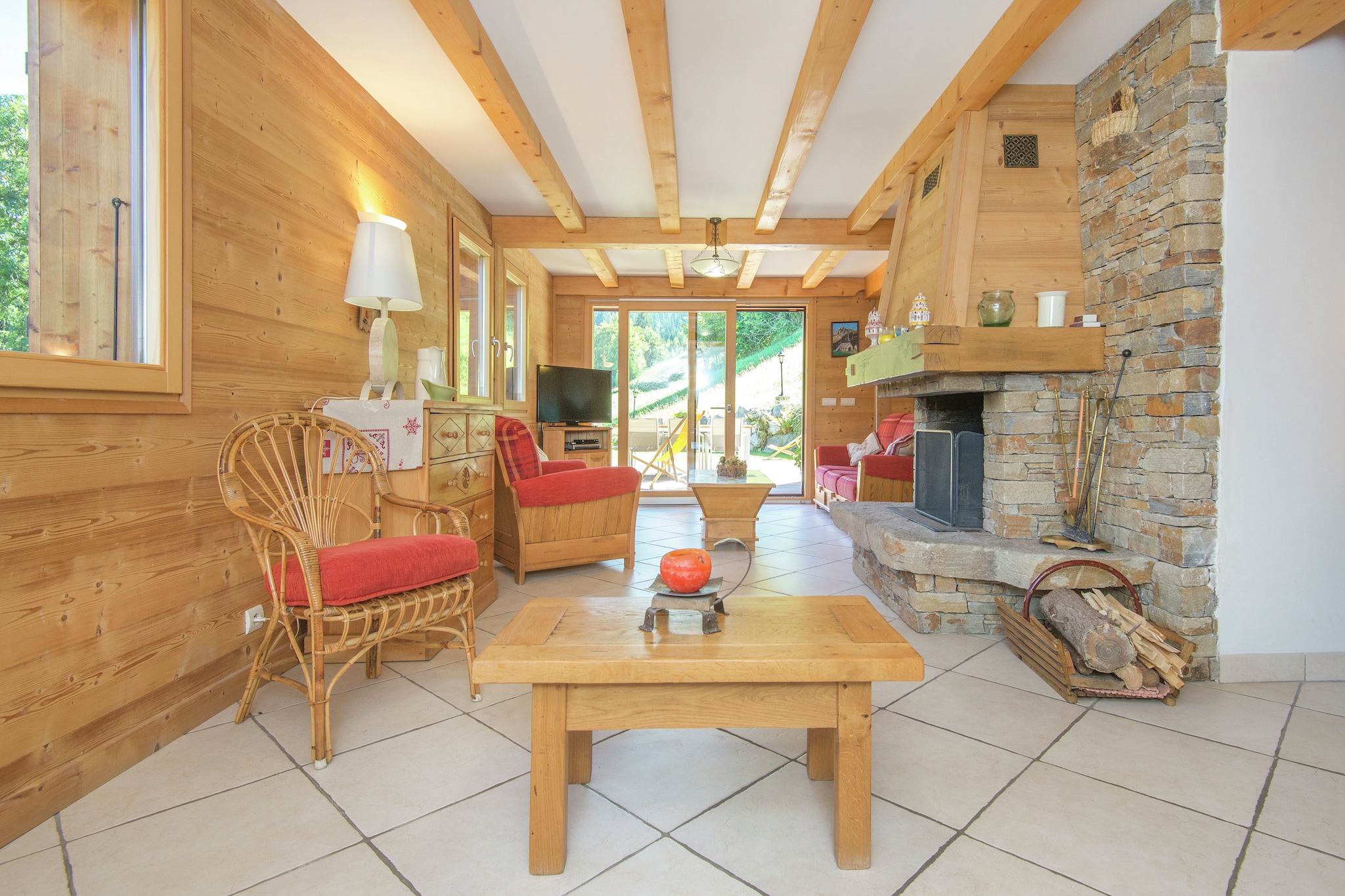 Ground floor: (Sitting room(single trundle bed, single sofa bed, double bed, TV, fireplace), dining room, Kitchen(oven, microwave, dishwasher), bathroom(tumble dryer, shower, washbasin, washing machine), toilet(washbasin))\n\nOn the 1st floor: (bedroom(double bed), bedroom(2x single bed), Gallery bedroom(2x single bed), bathroom(bath tub, sauna(paid), washbasin, toilet))\n\nski storage, garage, heating(central), terrace, garden furniture, BBQ, children\'s bed