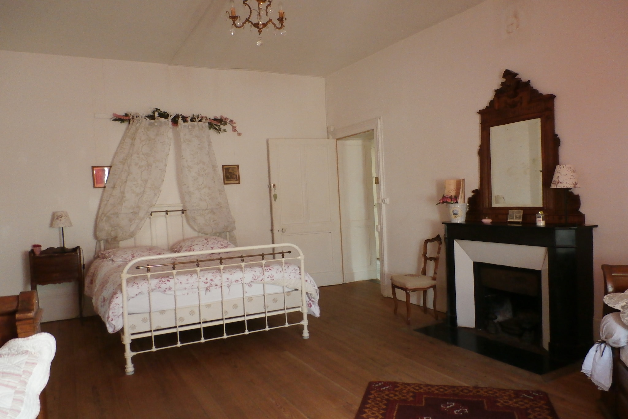 This beautiful holiday home in Gray has 3 bedrooms and can host up to 7 people. This holiday home is perfect for a group or families. It has a sauna, courtyard and free WiFi.



The forest and the lake are 1 km from the holiday home. The nearest restaurants and supermarkets are 200 m away from the stay. The town centre is only 100 m away. You can experience the nightlife at a distance of 200 m.



The holiday home has a kitchen with TV, fireplace, high chair and grill. All 3 bedrooms have decorative fireplace.  It also has electric heating and barbecue for the guests.



The nearest airport is at a distance of 45 km.