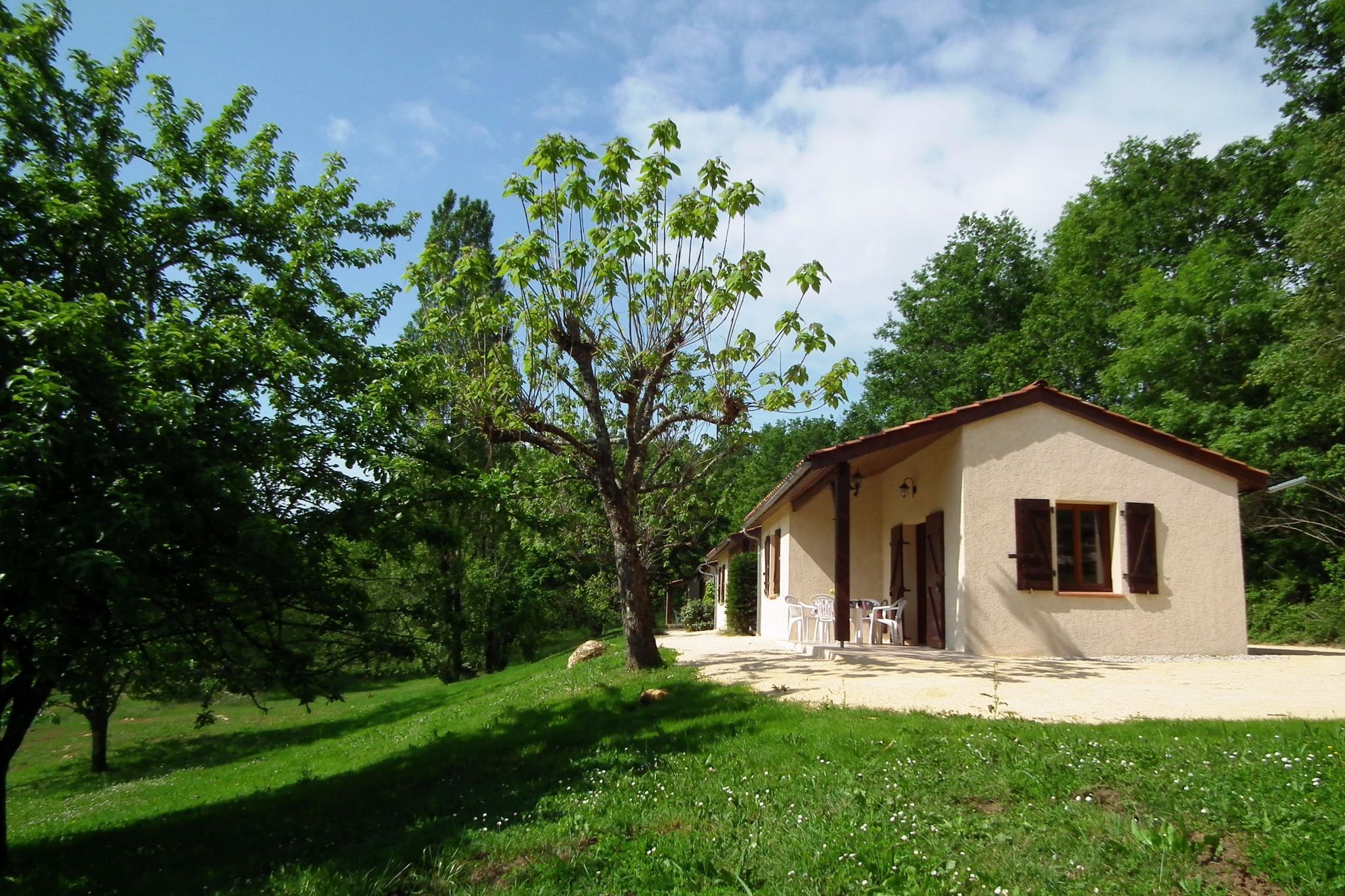 Vrijstaande woning met terras in het zuiden van de Dordogne