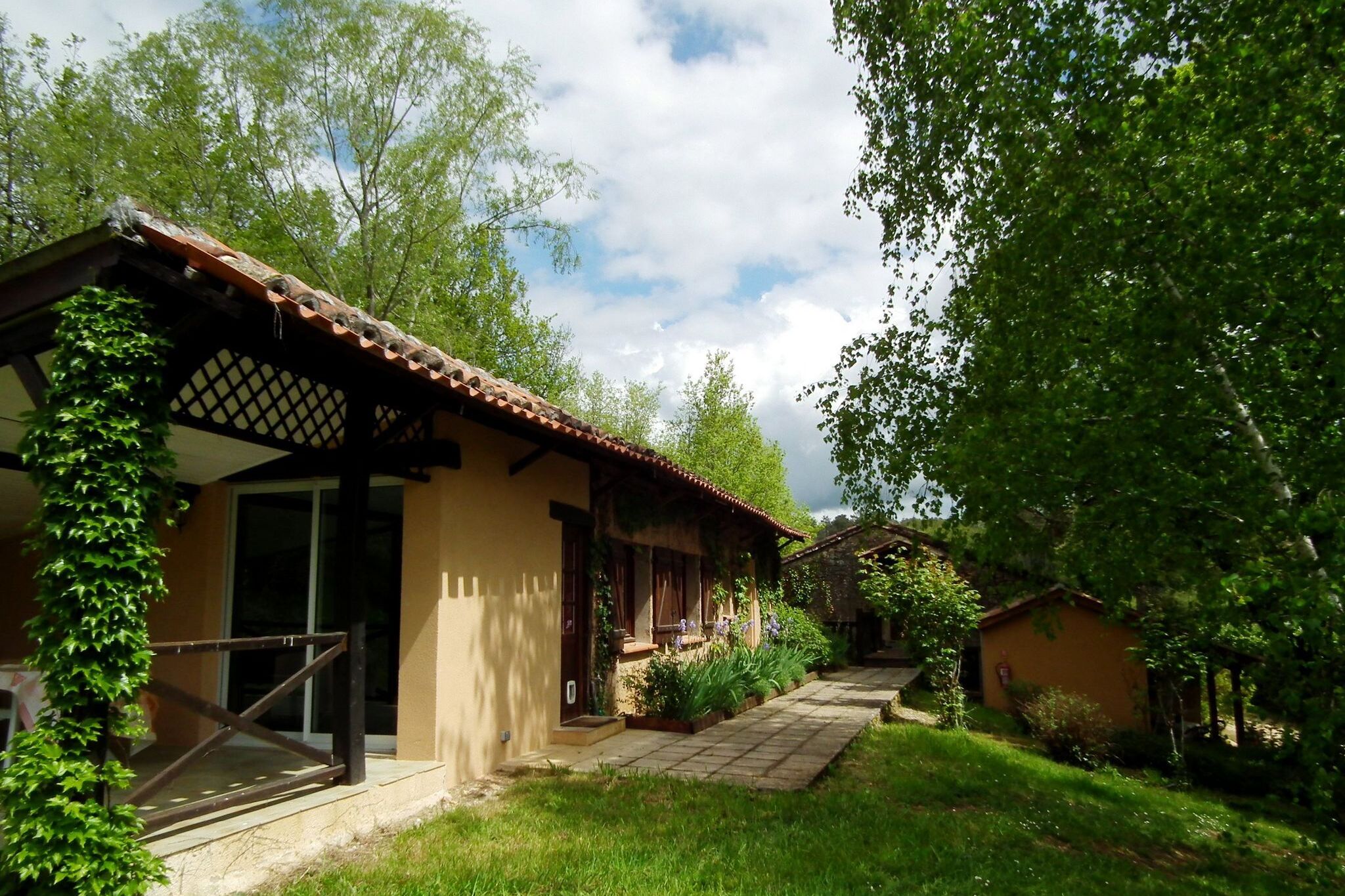 Detached house with terrace in south Dordogne