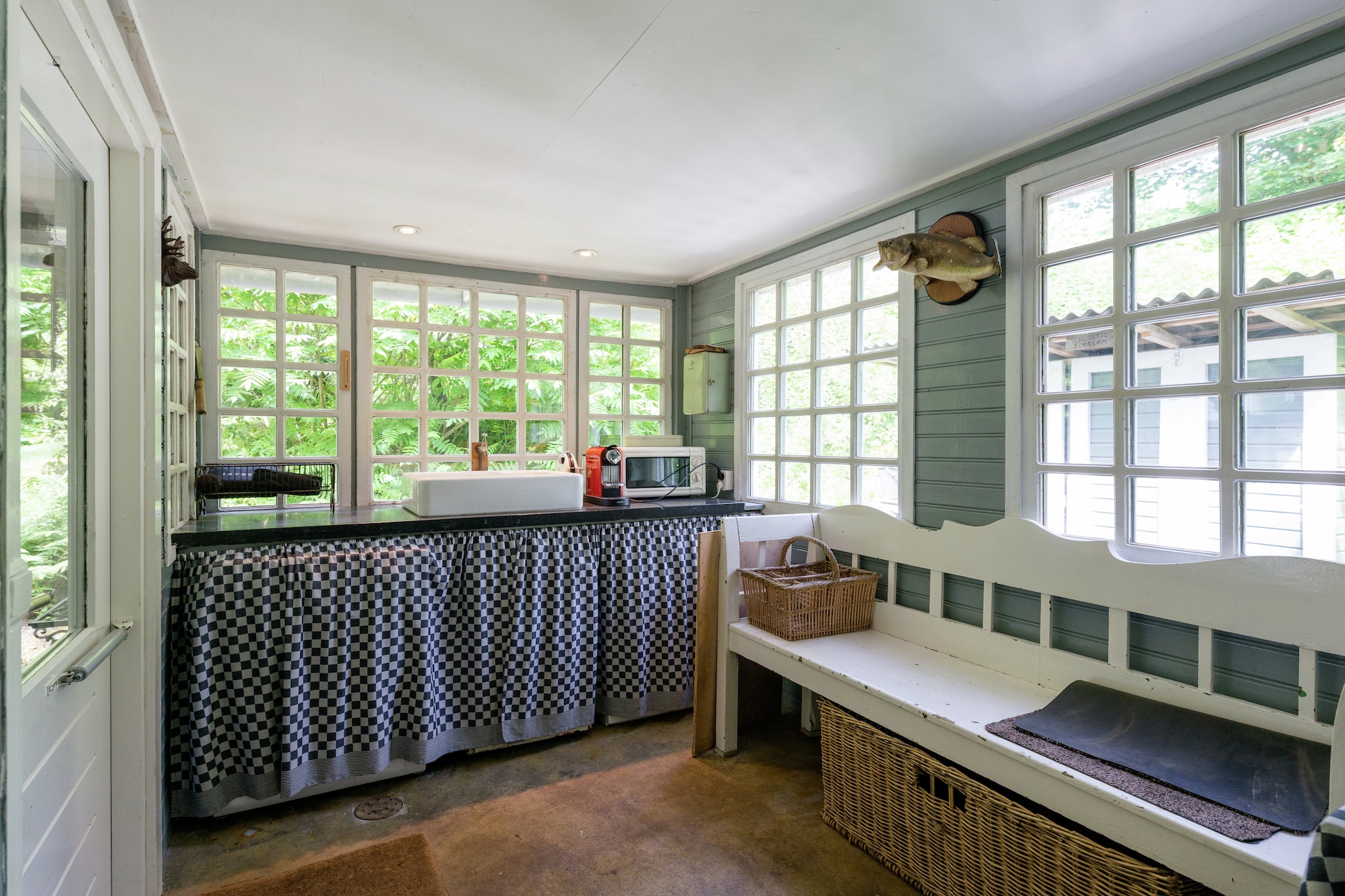 Ground floor: (Living room(TV(cable, satellite), fireplace, stove(wood), DVD player, stereo unit), Kitchen(cooker, oven, microwave, dishwasher, fridge(+ freezer, american), tumble dryer, washing machine), bedroom(double bed), bedroom(single bed, single bed), bathroom(shower, washbasin), toilet, conservatory/veranda(garden furniture), heating)\n\nOn the 1st floor: (bedroom(double bed), bedroom(single bed, single bed), bathroom(shower, washbasin), toilet, mezzanine(2x single bed), library)\n\nterrace, garden, garden furniture, BBQ, children\'s bed, high chair