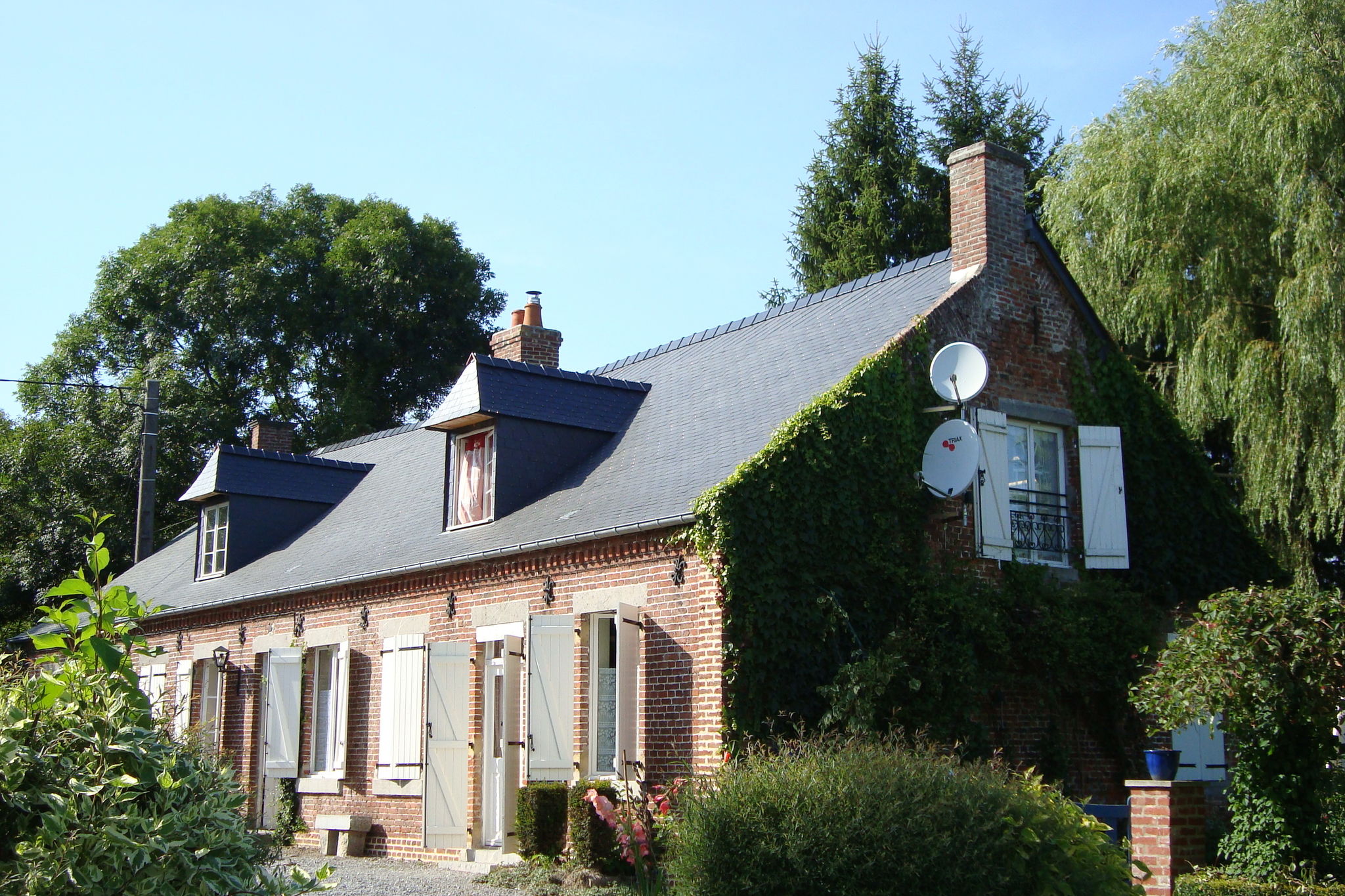Hilltop Cottage in Englancourt with Garden