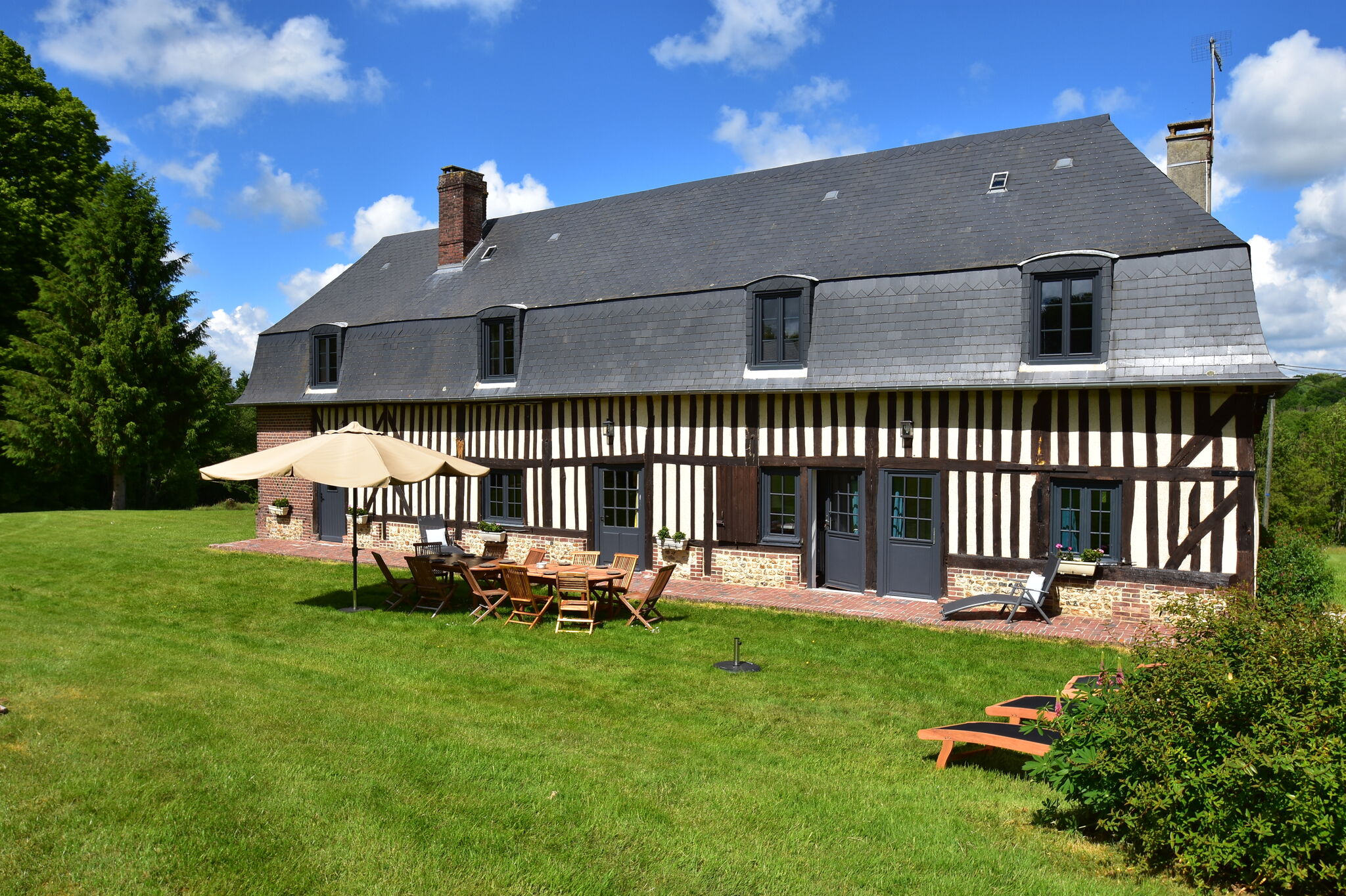 Pleasant Cottage in Asnières with Terrace
