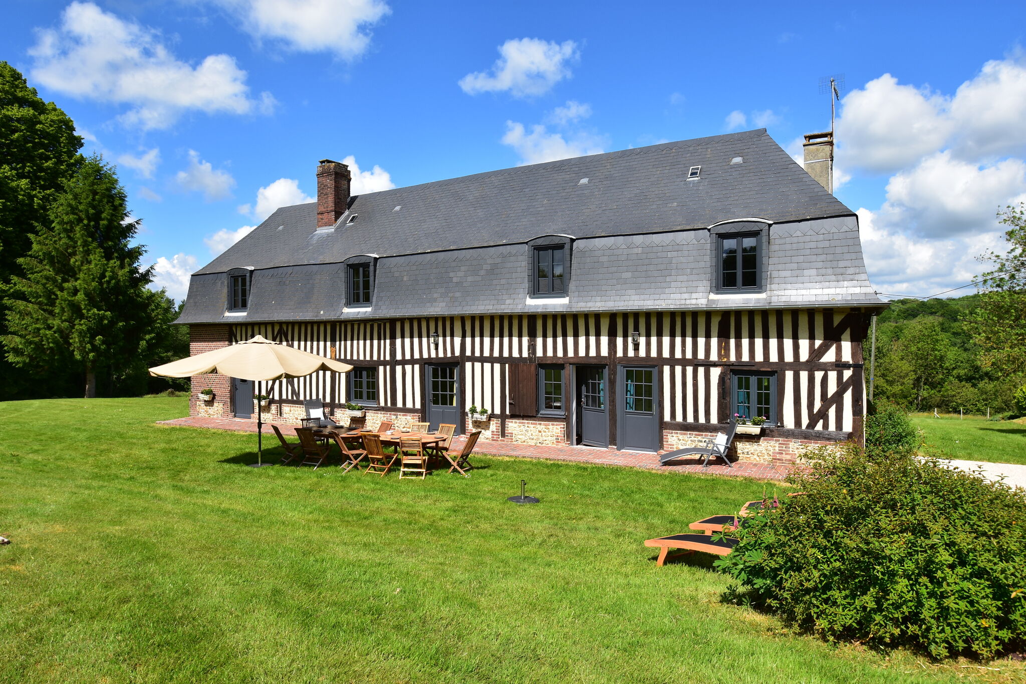 Pleasant Cottage in Asnières with Terrace