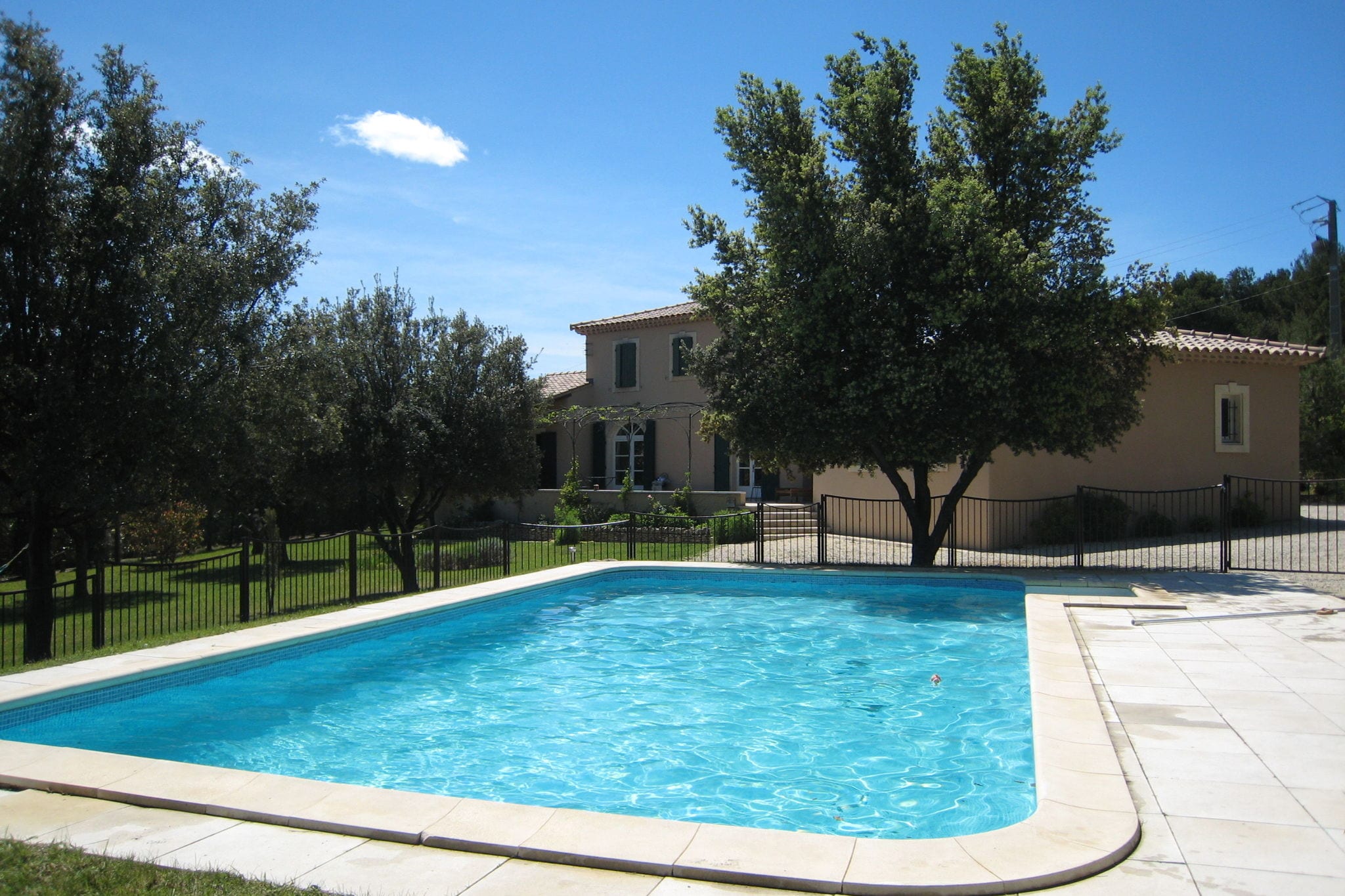 Villa moderne avec piscine à L'Isle-sur-la-Sorgue