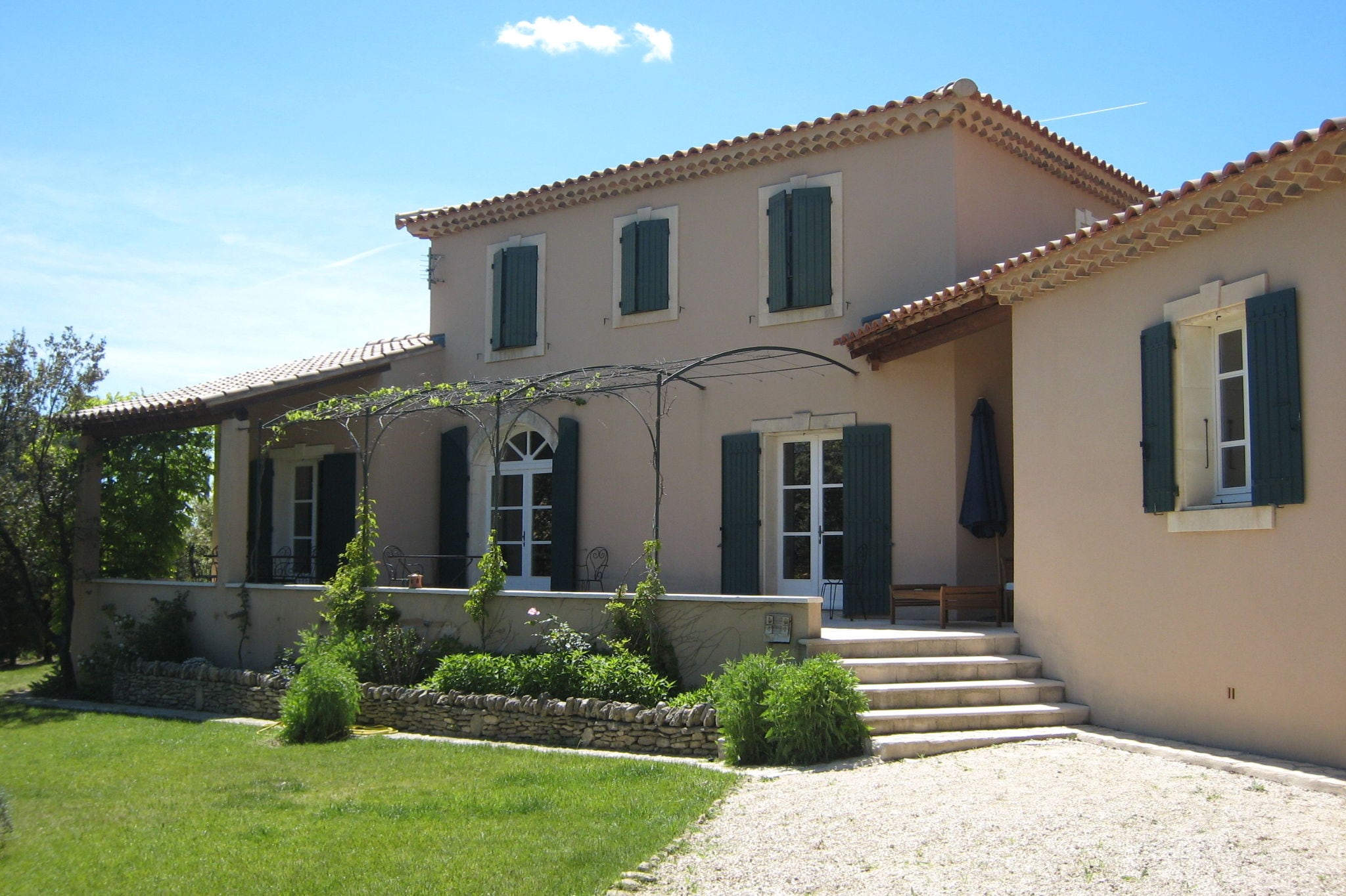 Moderne Villa in L'Isle-sur-la-Sorgue mit Swimmingpool