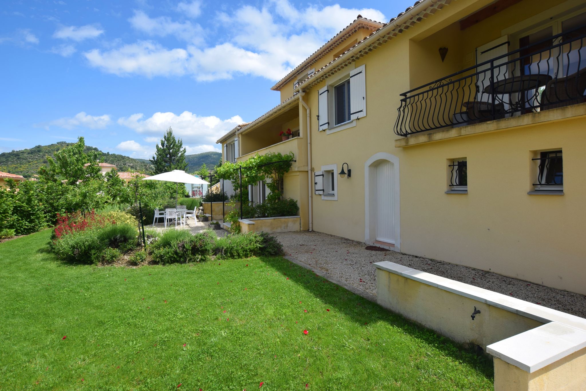 Bel appartement à Montbrun-les-Bains avec balcon