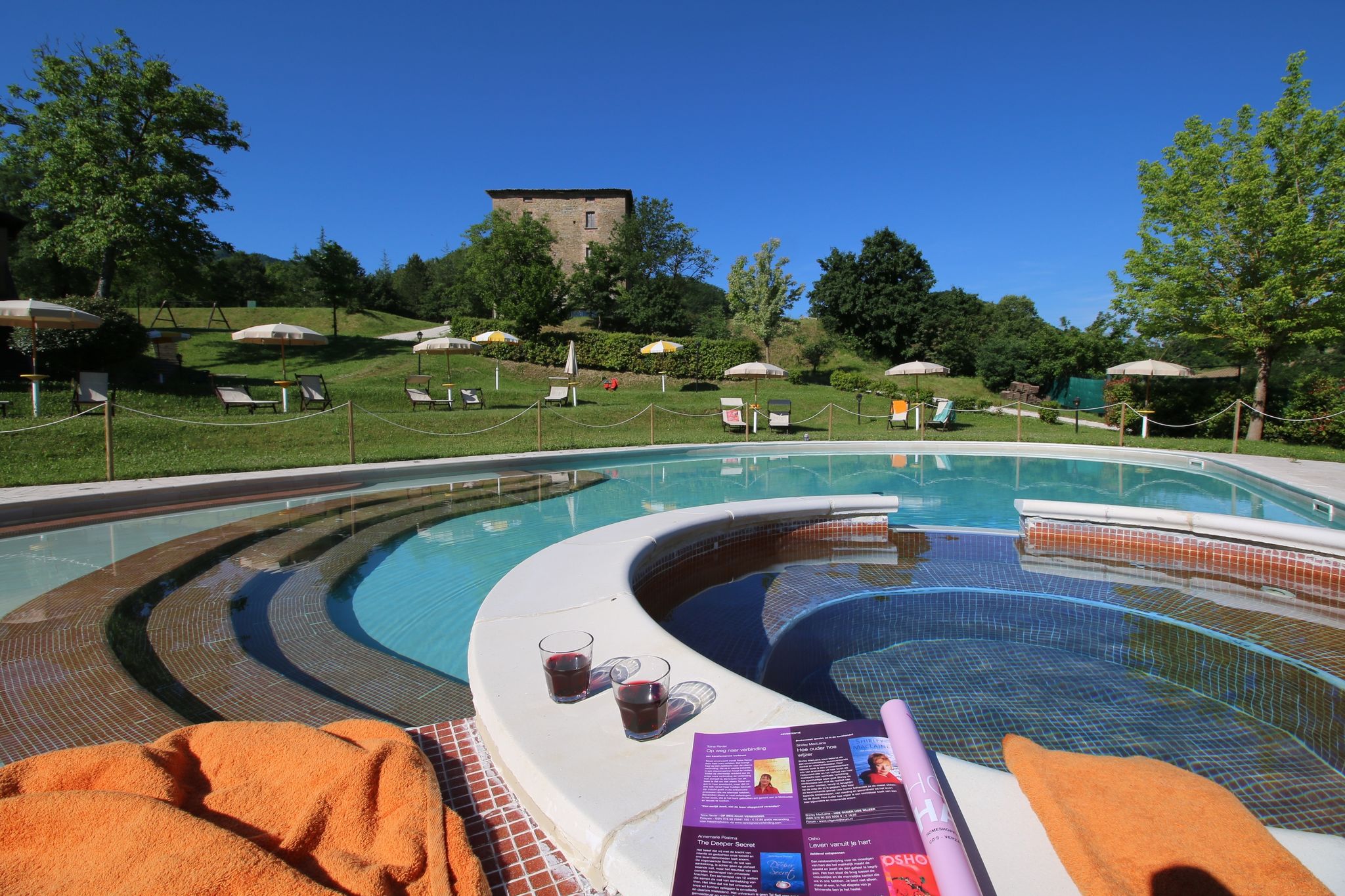 Landgoed met zwembad, ruime tuin, privé terras en mooi uitzicht

