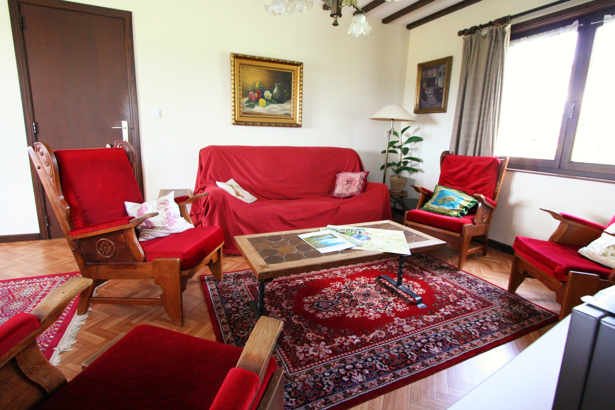 Ground floor: (hallway, Kitchen(cooker(4 ring stoves), oven, microwave, dishwasher, fridge), Living/diningroom(TV(cable), fireplace, DVD player), bedroom(2x single bed, washbasin), bedroom(2x single bed), bedroom(double bed, washbasin), bathroom(bathtub with shower, 2x washbasin, toilet, bidet), toilet)\n\nBasement: (toilet, recreation room(table tennis table, table football, billiards), garage(freezer, washing machine), shower, solarium, sauna, fitness equipment)\n\nheating(gas), terrace(private), garden, garden furniture, BBQ, 2x bicycles available, children\'s bed, high chair