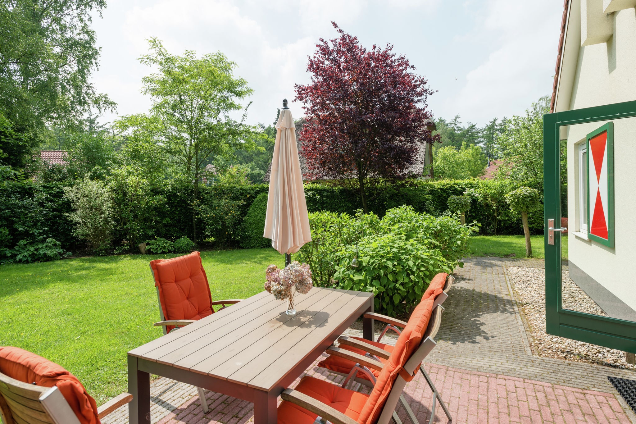 Villa with spacious garden near Heeten