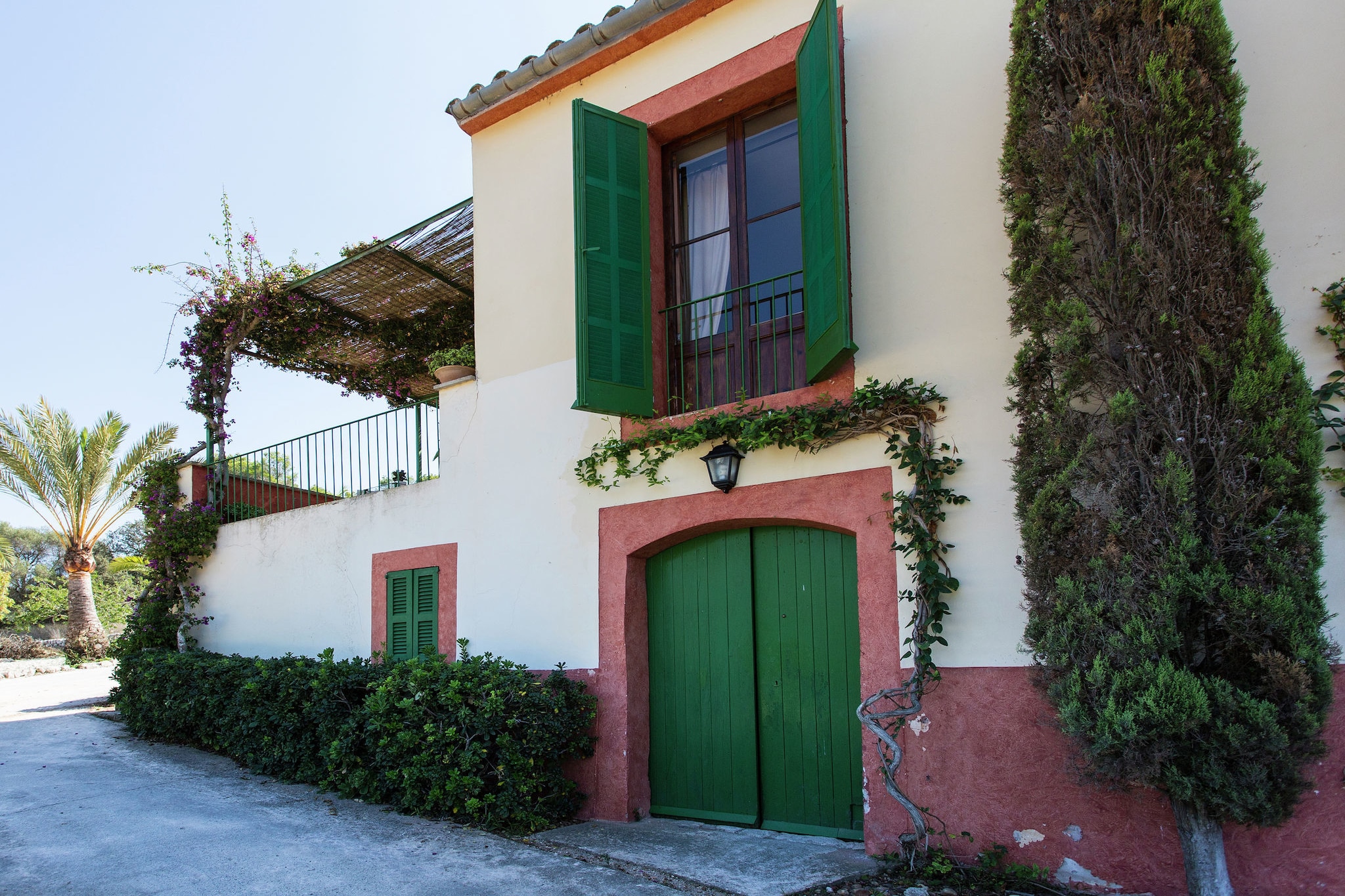 On the 1st floor: (open kitchen(cooker, microwave, fridge-freezer), Living/diningroom(TV(satellite), DVD player, terrace(private), children\'s bed(on request), high chair), Bedroom with bathroom(2x single bed, bathtub with shower, washbasin, toilet, bidet), Bedroom with bathroom(2x single bed, bathtub with shower, washbasin, toilet, bidet))\n\ndishwasher, heating, heating(electric, hot air), air conditioning, terrace(private), garden(shared with other guests), garden furniture, sun loungers, parking, deckchairs, swimming pool(shared with other guests, 12 x  7 m., opened from Jan upto and including Dec), high chair(on request), party games