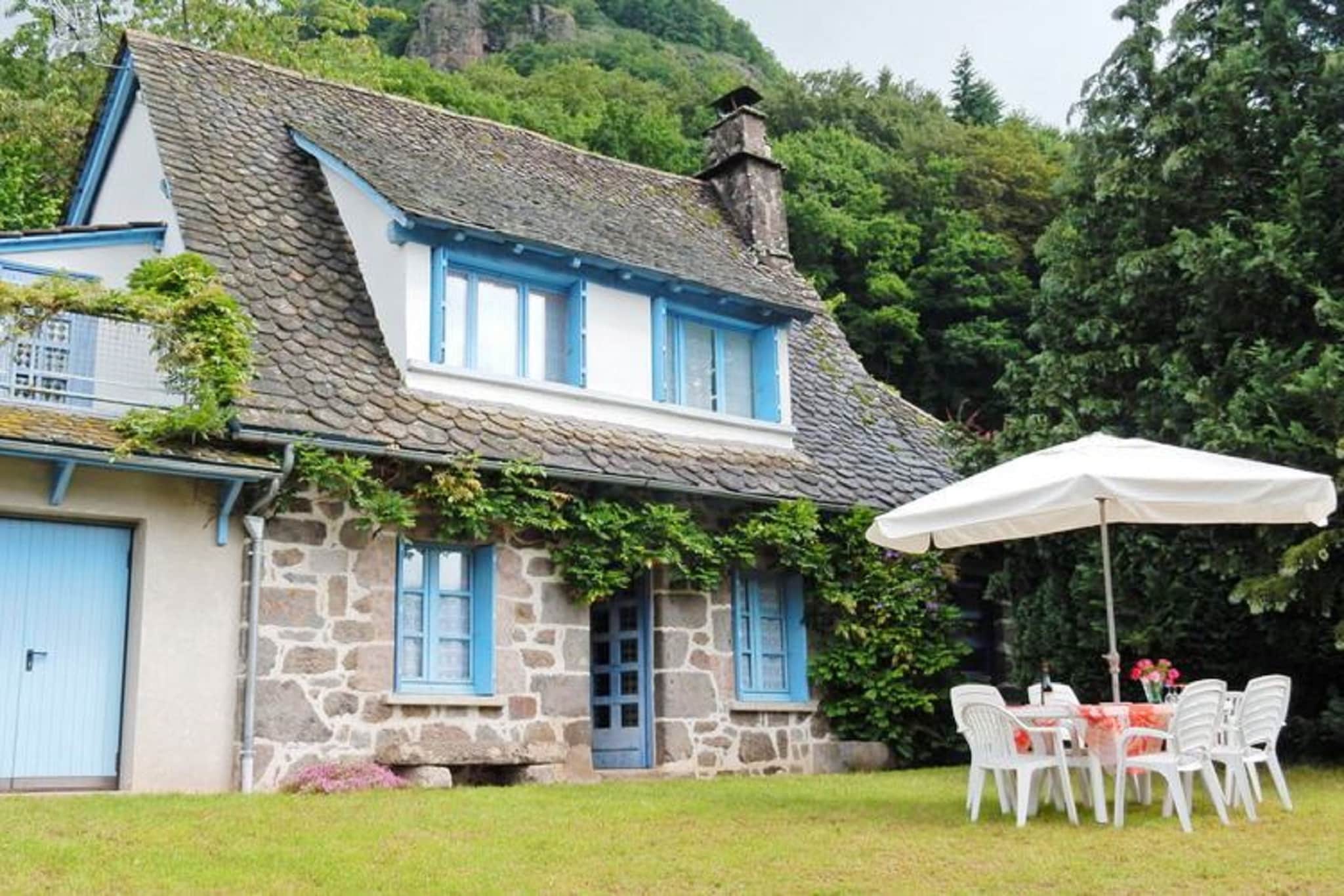 Maison près des volcans d'Auvergne-Exterior summer