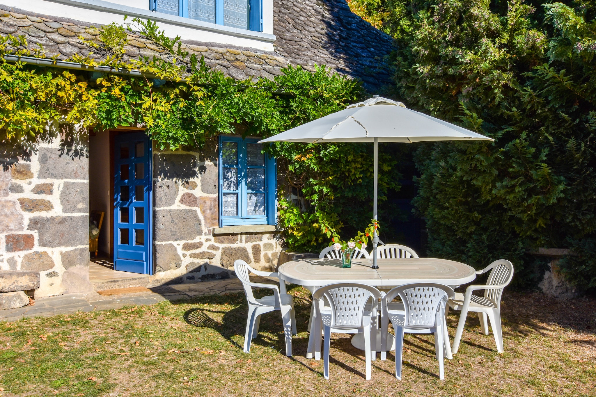 Maison près des volcans d'Auvergne-Terrace balcony