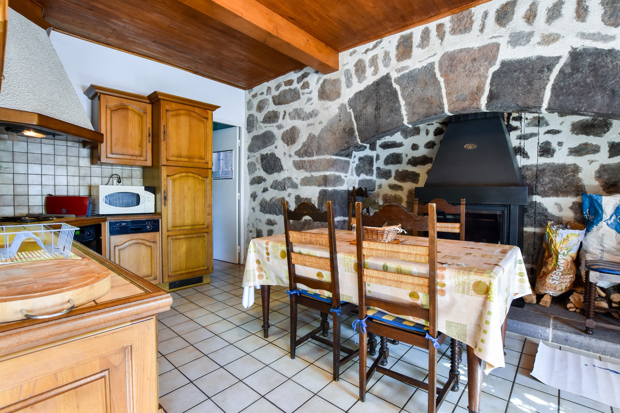 Maison près des volcans d'Auvergne-Dining room