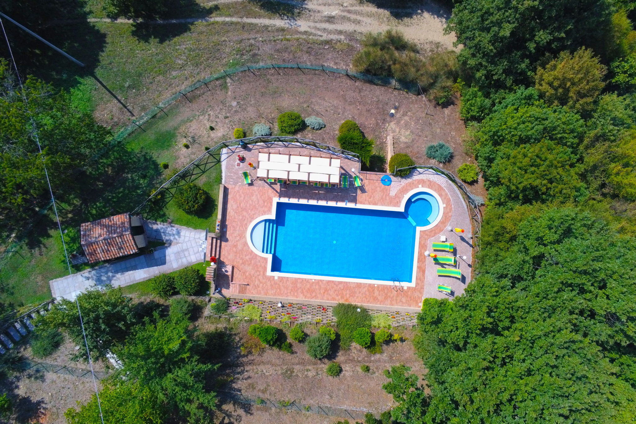 Stenen landhuis in Le Marche met een zwembad