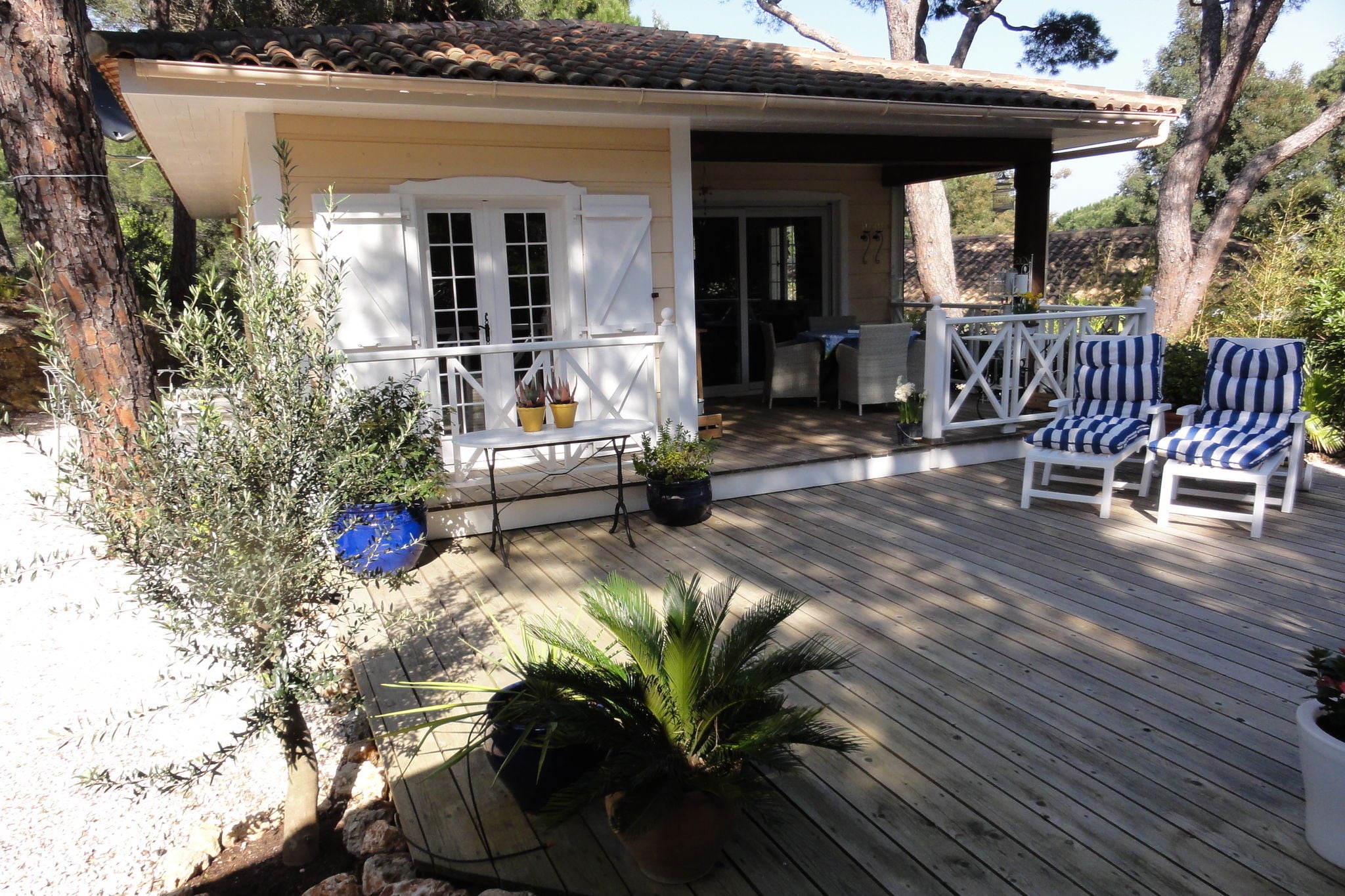 Provençaals chalet met houten veranda en tuin nabij de stranden van St. Tropez