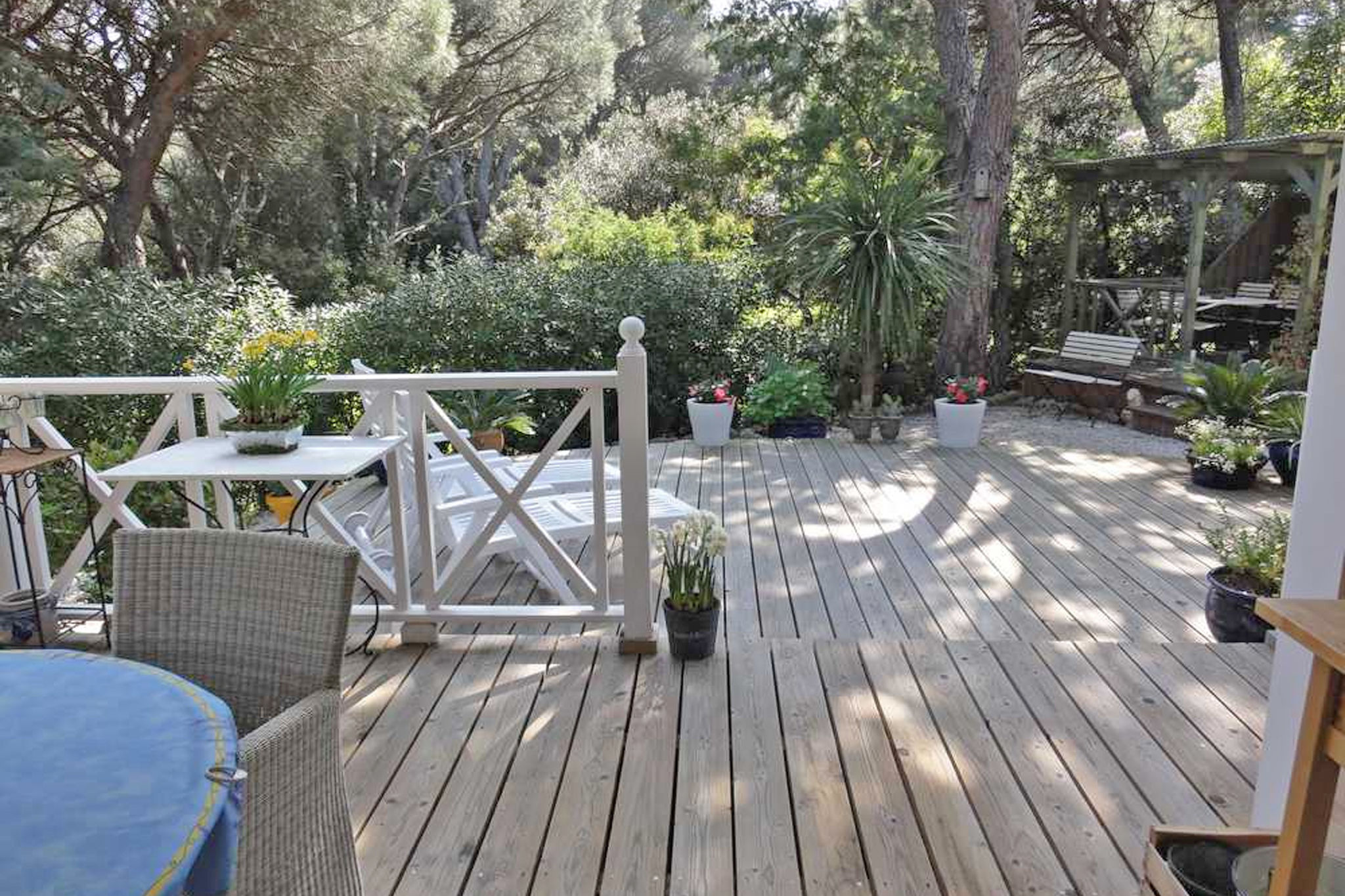 Provençaals chalet met houten veranda en tuin nabij de stranden van St. Tropez