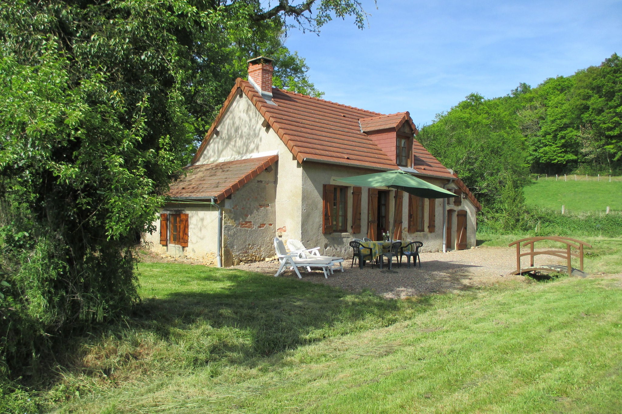 Gemütliches Ferienhaus mit Garten am Waldrand in Isenay