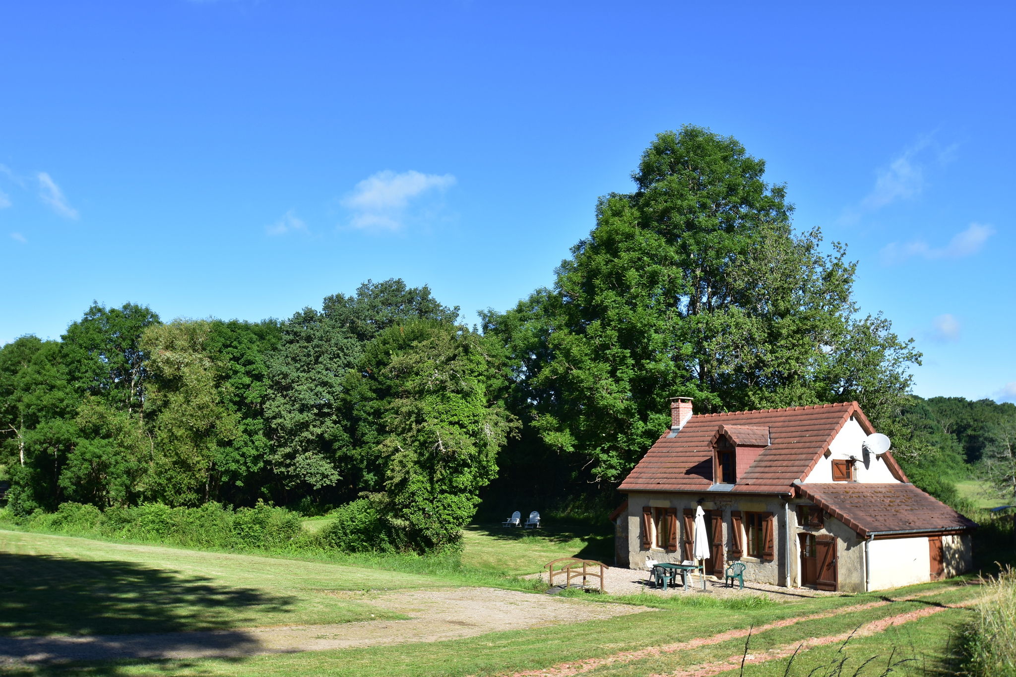 Gemütliches Ferienhaus mit Garten am Waldrand in Isenay