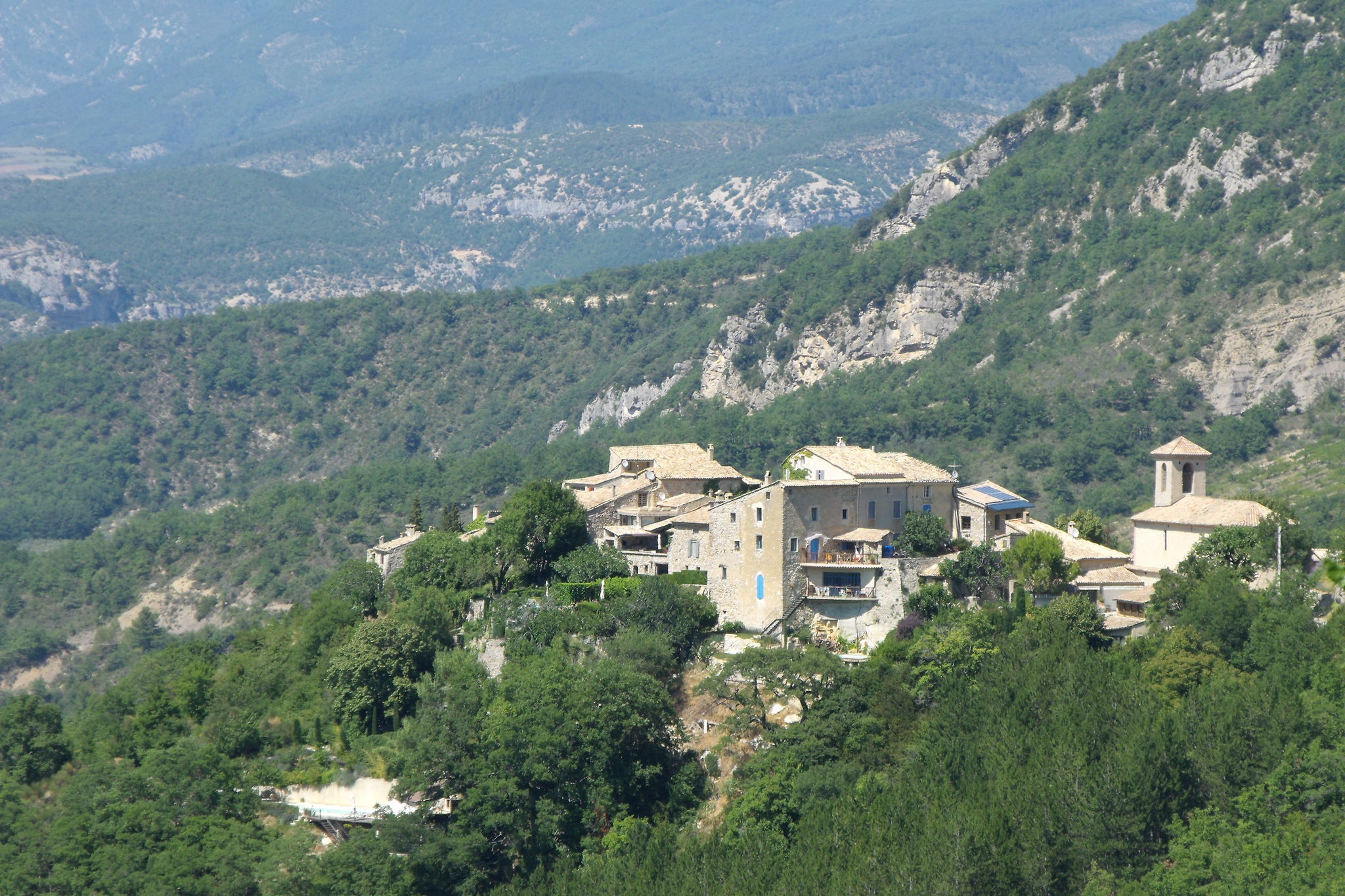 Ruime villa met zwembad in de heuvels van Montaulieu