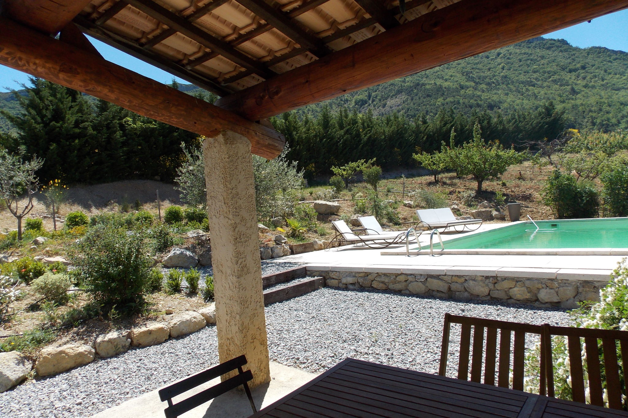 Maison de vacances spacieuse avec piscine à Montaulieu