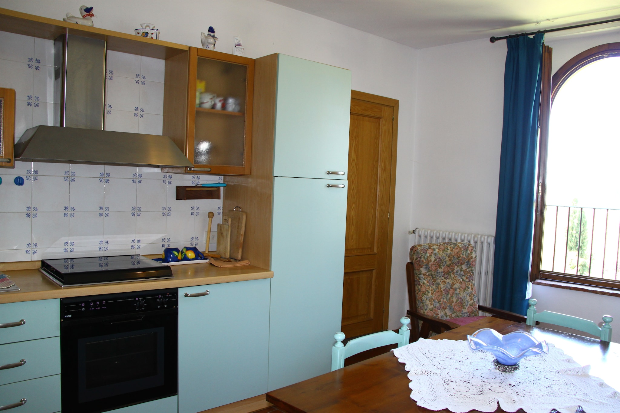 On the 1st floor: (open kitchen(stove, oven, washbasin), Living/diningroom(seating area), bedroom(double bed, children\'s bed), bathroom(shower, washbasin, toilet, bidet))\n\nheating, garden(shared with other guests), garden furniture, BBQ, swimming pool(shared with other guests, 12 x 6 m., opened from May upto and including 1/2 Oct), playpen