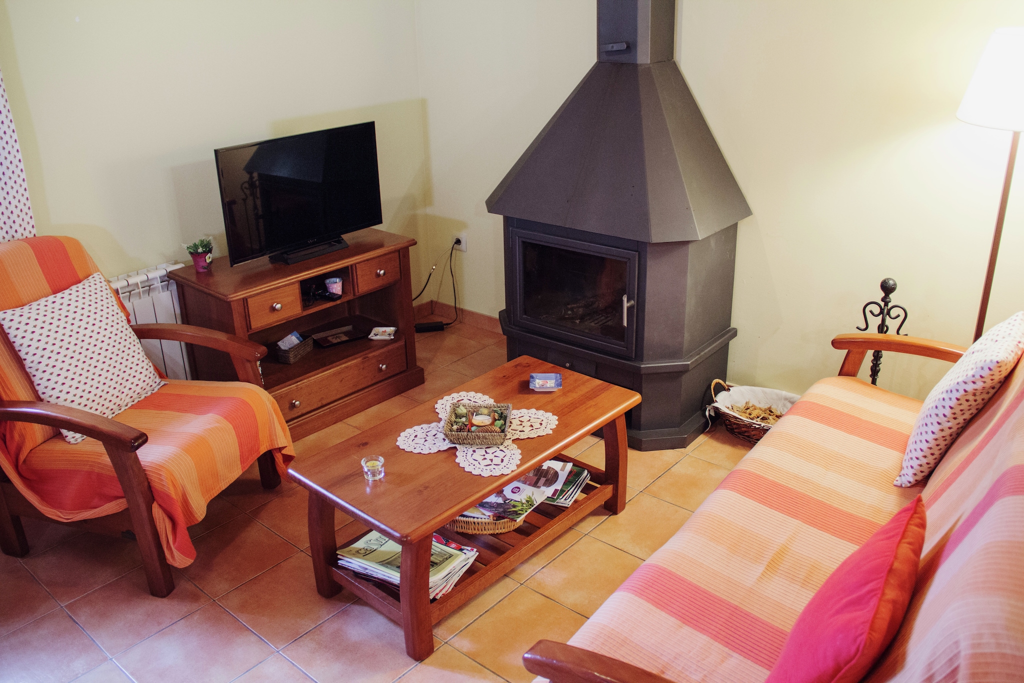 On the 1st floor: (open kitchen(cooker(ceramic), oven, combination microwave, dishwasher), Living/diningroom(stove(wood)), bedroom(double bed(135 x 190 cm)), bedroom(single bed(90 x 190 cm), single bed(90 x 190 cm)), bathroom(bathtub with shower, washbasin, toilet))\n\nAttic: (Sitting room(2x single bed(90 x 190 cm)))\n\nwashbasin, toilet, washing machine(shared with other guests), heating(central), courtyard(shared with other guests), garden furniture, swimming pool(shared with other guests, fenced, 6 x 5 m.), table tennis table, children\'s bed(on request), high chair(on request)