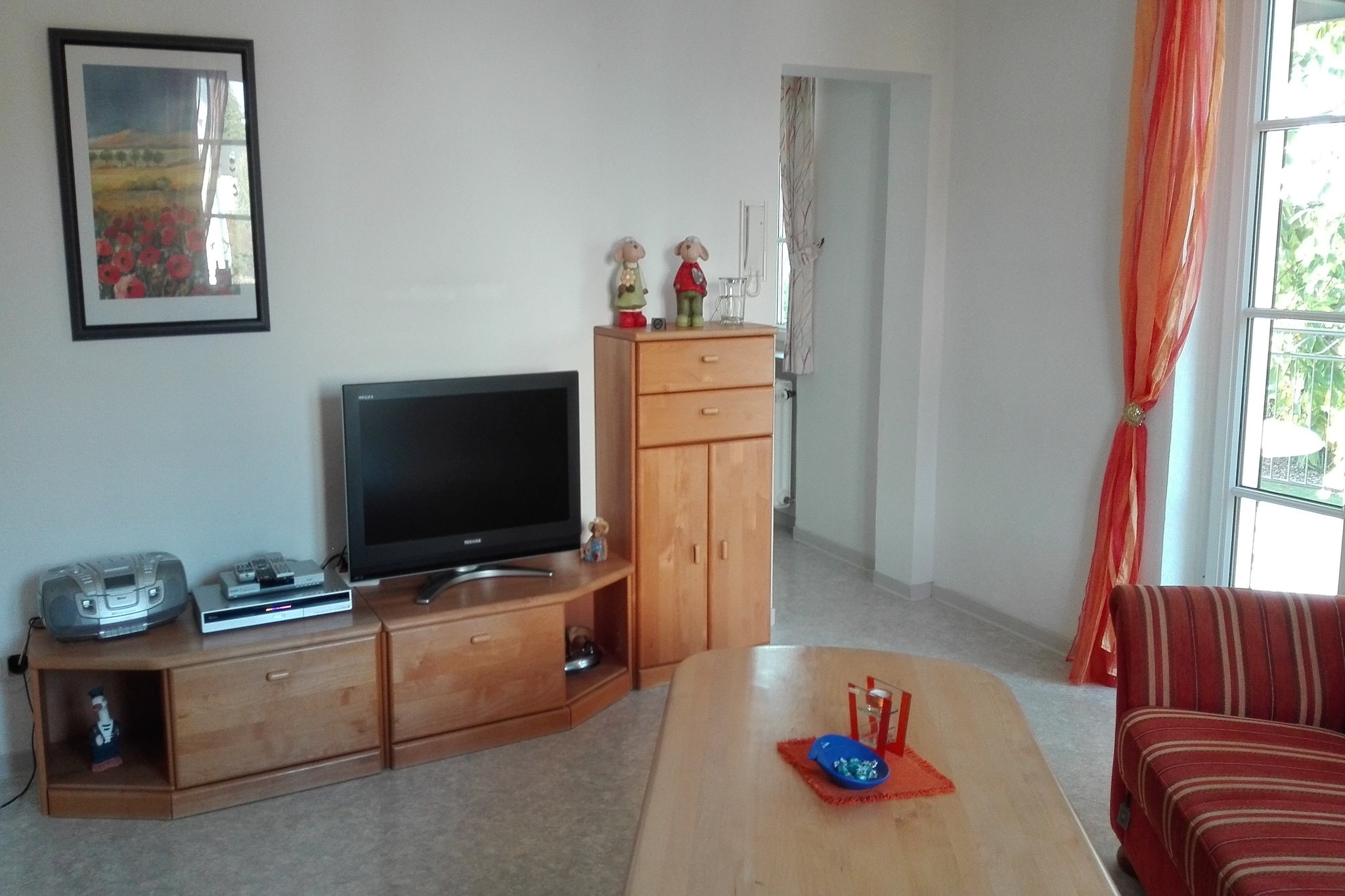Ground floor: (Living room(TV(satellite), DVD player, radio, CD player), Kitchen(dining table, electric kettle, toaster, cooker(4 ring stoves, ceramic), hood, coffee machine(filter), oven, microwave, dishwasher, fridge(+ freezer)), bedroom(double king size bed), bedroom(single bed, single bed), bathroom(shower, washbasin, toilet))\n\nbalcony, heating(central), terrace(private), garden(shared with other guests), garden furniture, BBQ, parking, parking